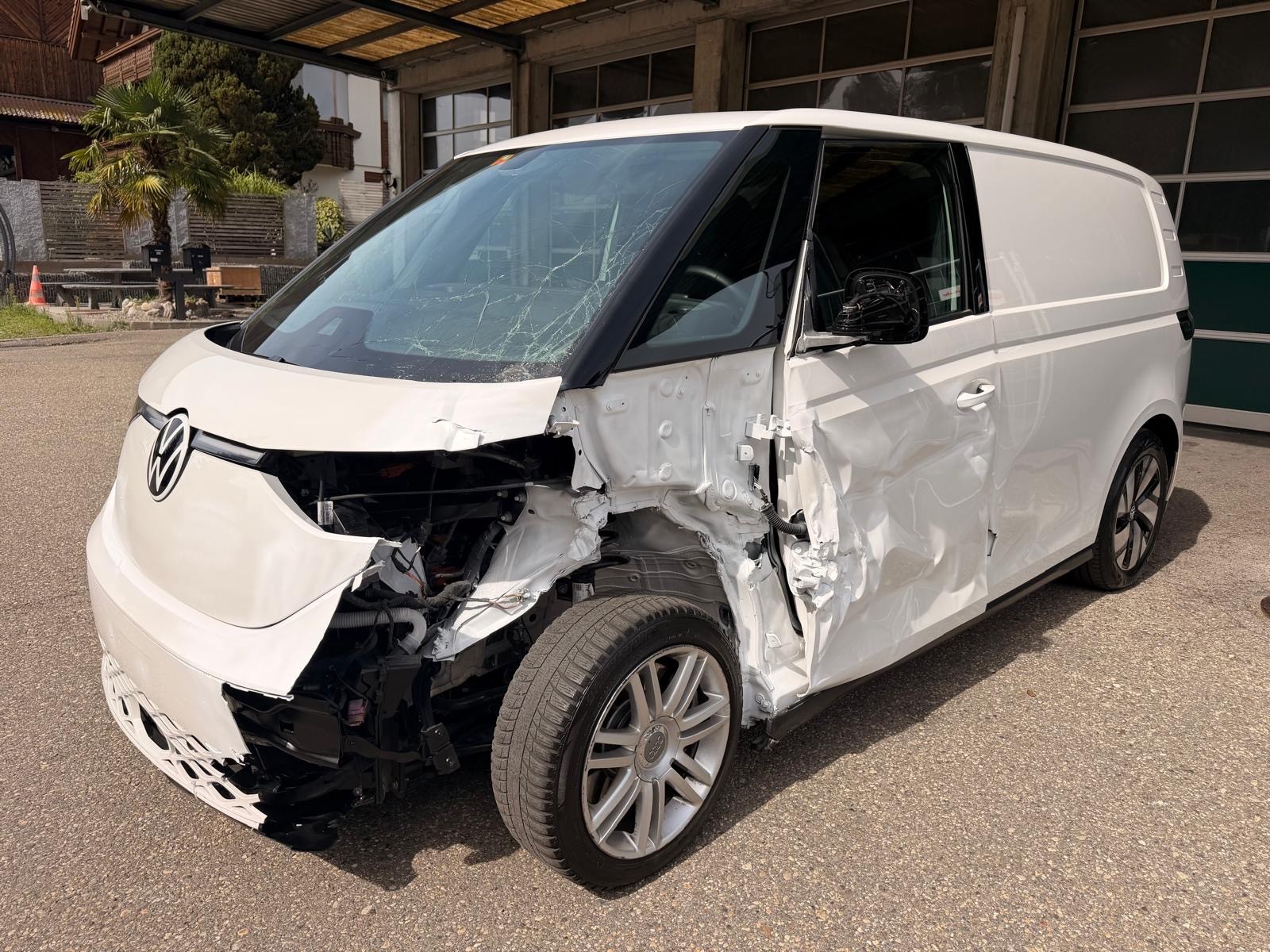VW ID. Buzz Cargo Pro 4Motion-image-5
