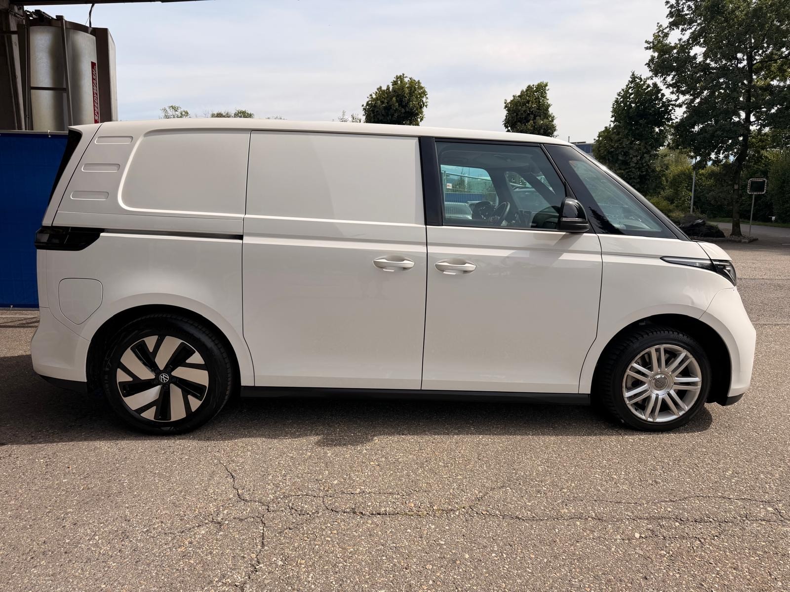 VW ID. Buzz Cargo Pro 4Motion-image-1