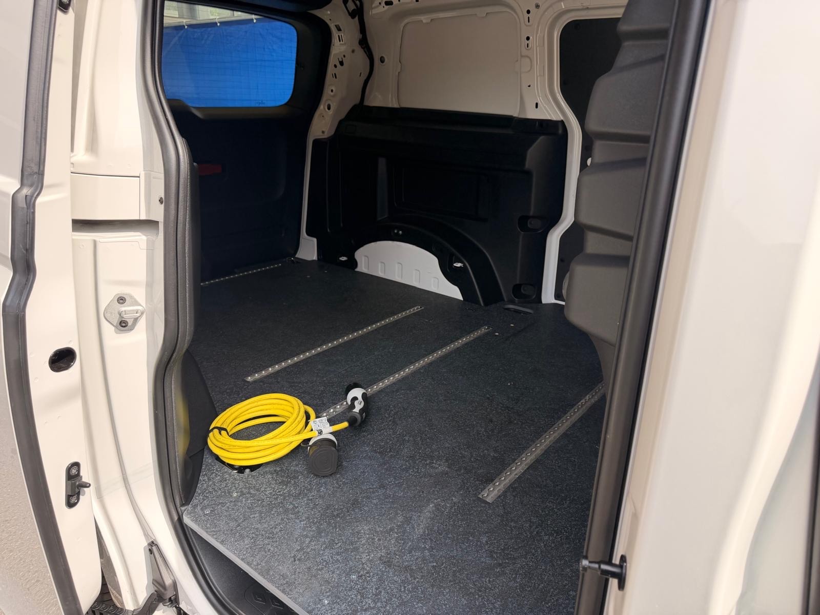 VW ID. Buzz Cargo Pro 4Motion-image-12