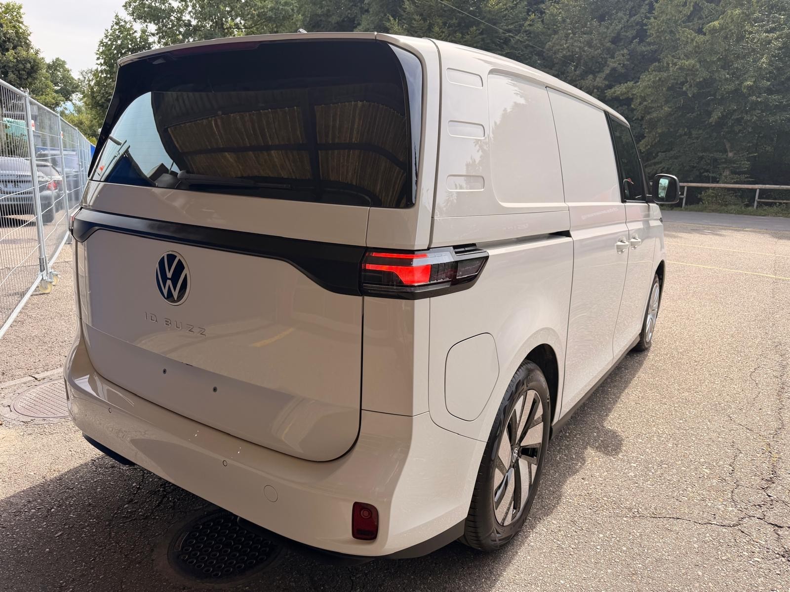 VW ID. Buzz Cargo Pro 4Motion-image-2