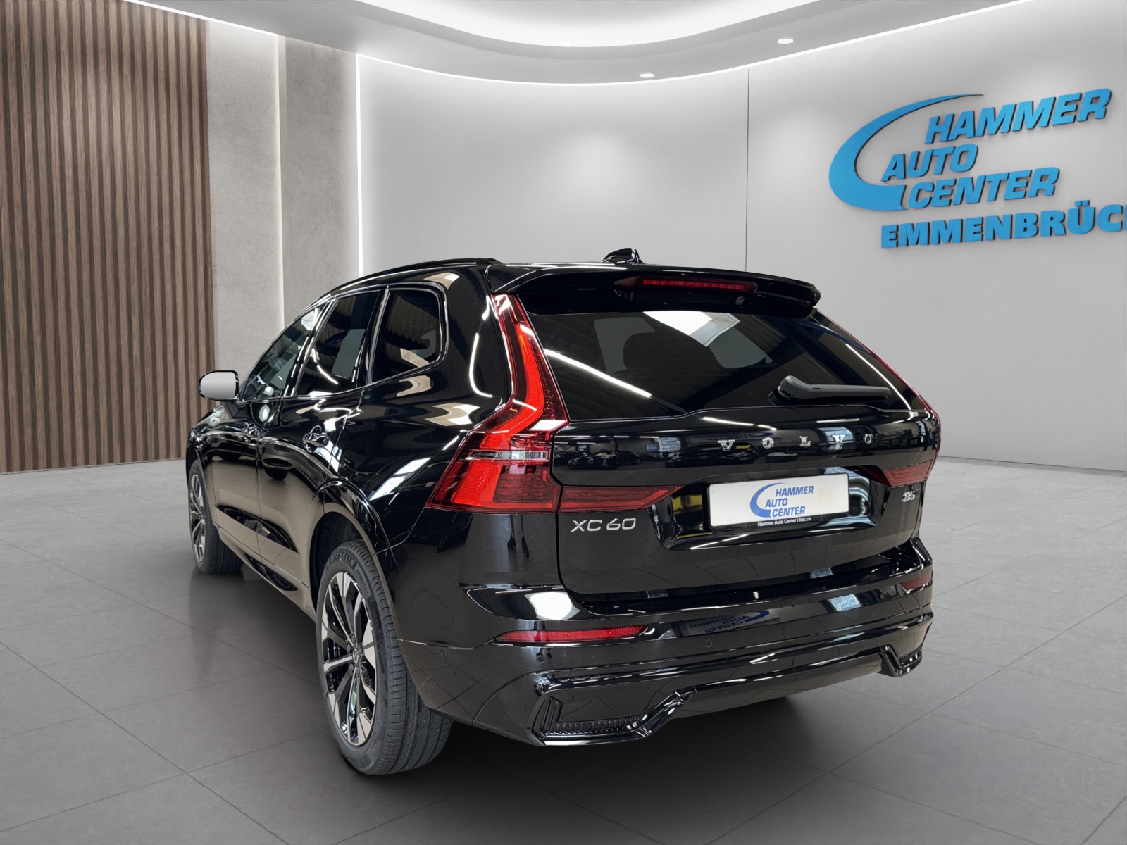 VOLVO XC60 2.0 B5 MH Plus Dark AWD-image-2