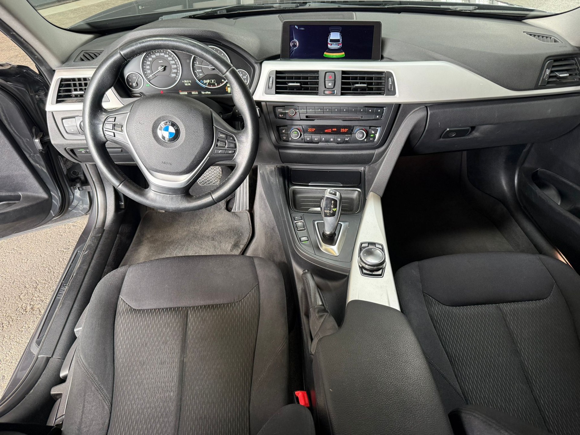 BMW 328i xDrive-image-4