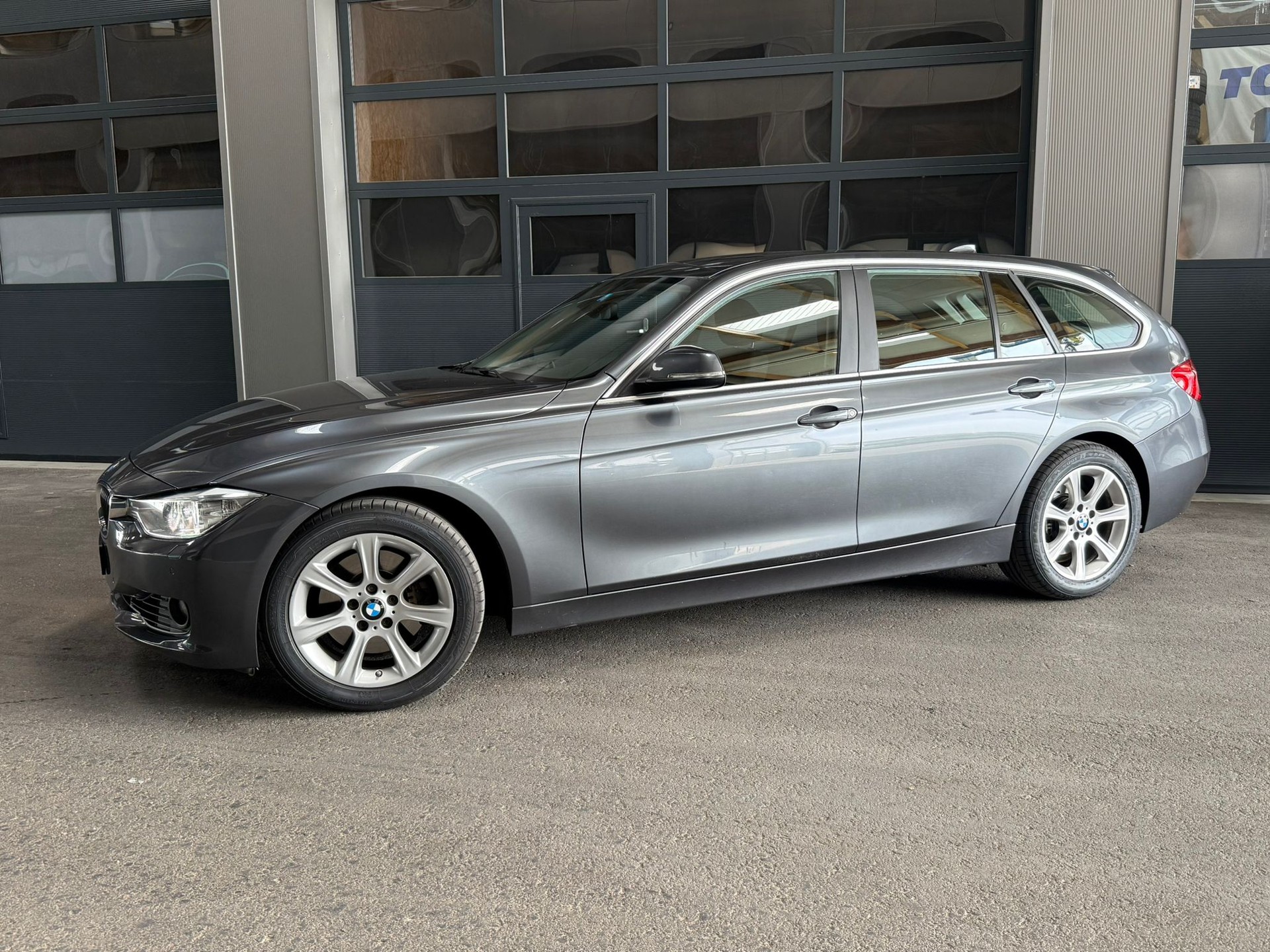 BMW 328i xDrive-image-5