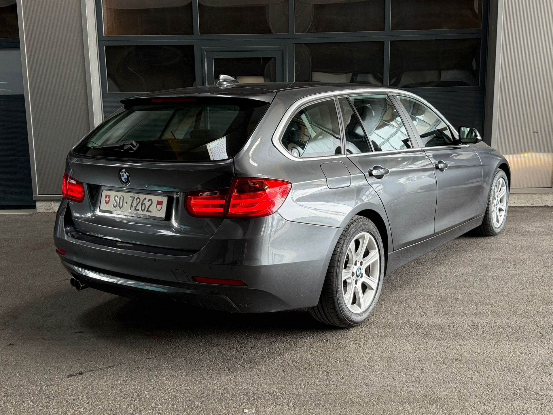 BMW 328i xDrive-image-2