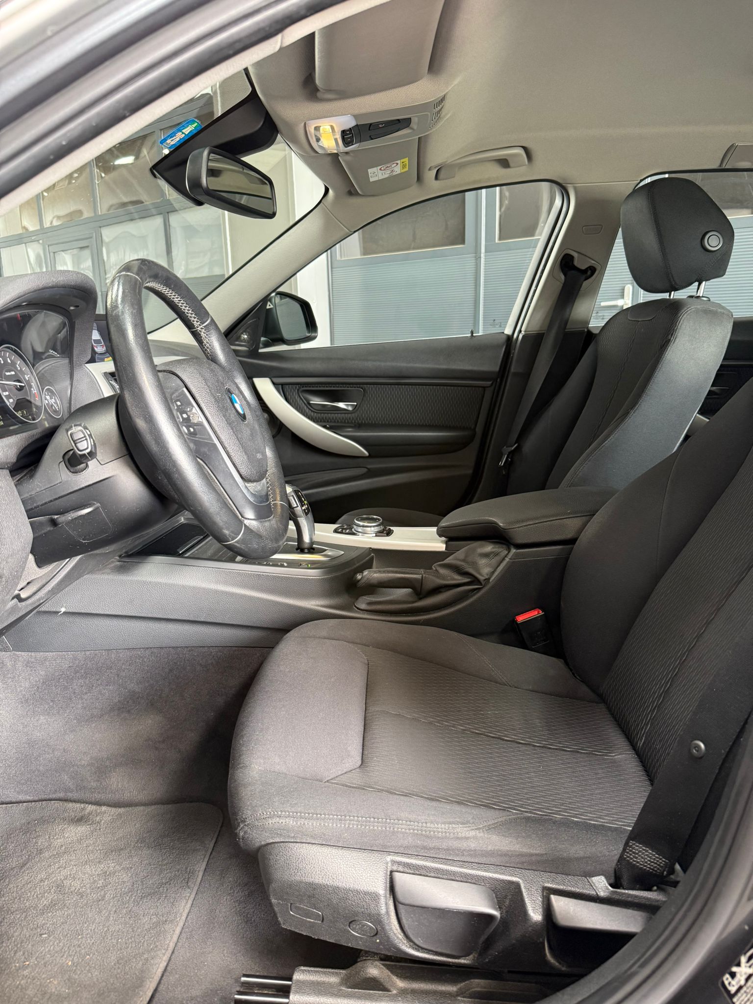 BMW 328i xDrive-image-3