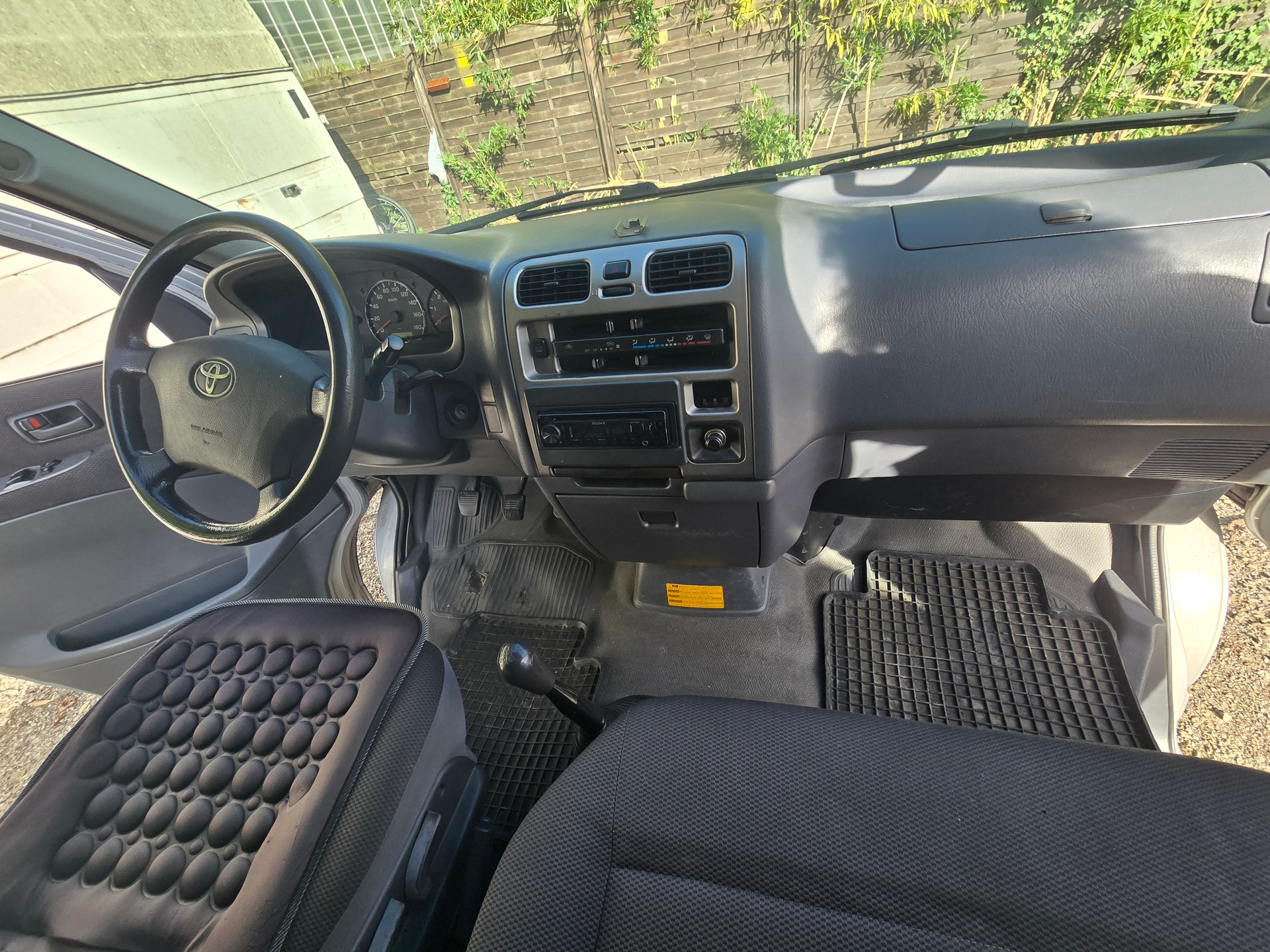 TOYOTA Hiace D-4D Kombi SWB-image-11