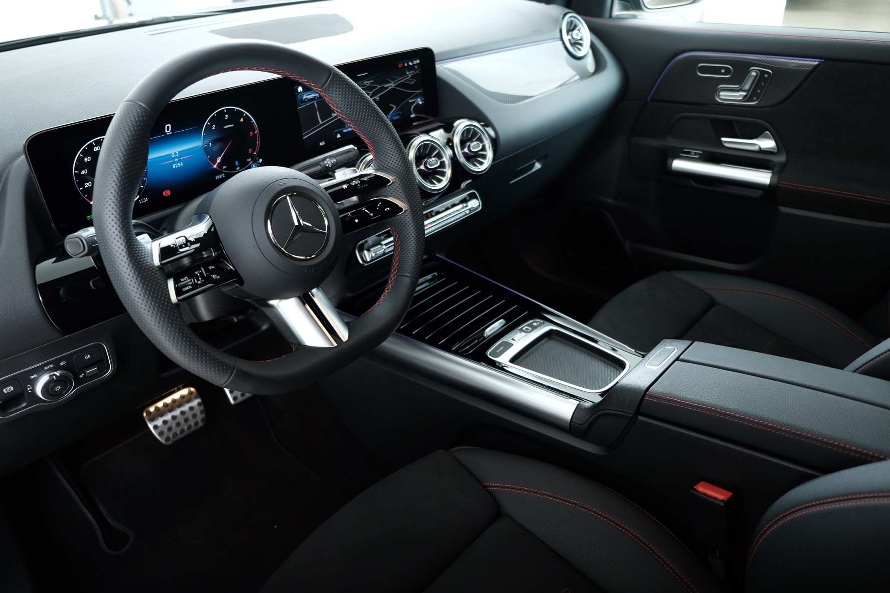 MERCEDES-BENZ GLA 220 d AMG Line 4matic H247-image-8