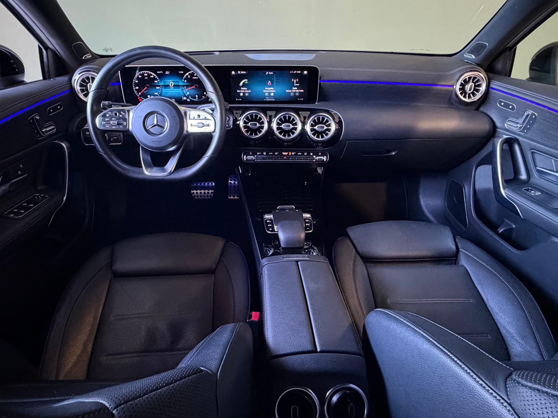 MERCEDES-BENZ A 250 4Matic AMG Line *Night Paket*Panoramadach*Ambientebeleuchtung*STANDHEIZUNG*-image-7
