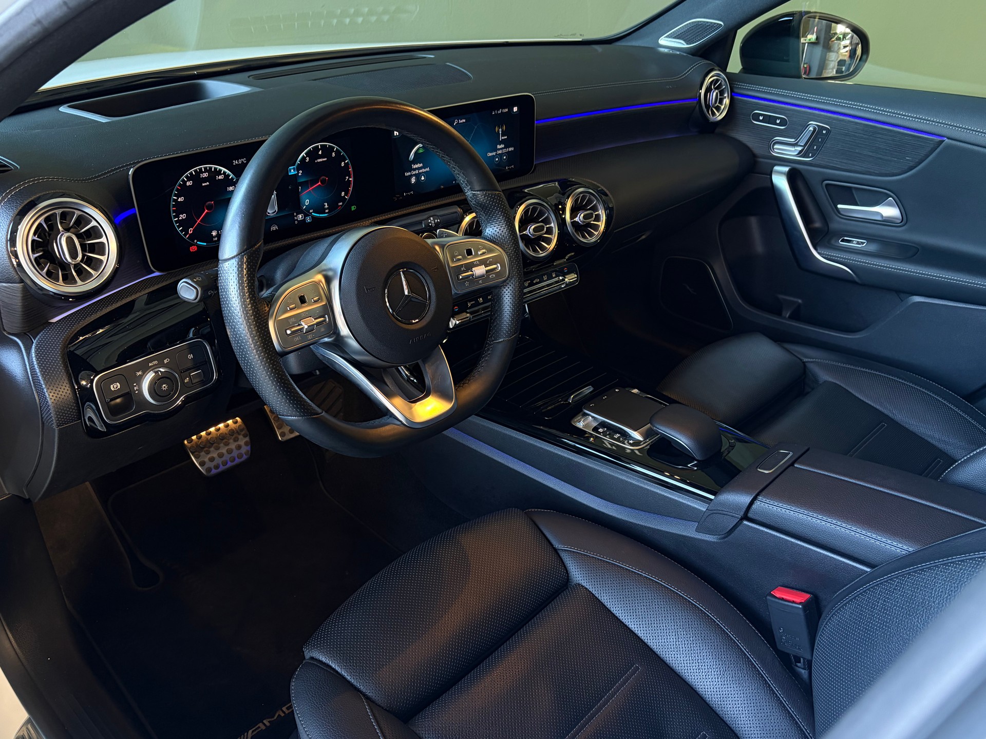 MERCEDES-BENZ A 250 4Matic AMG Line *Night Paket*Panoramadach*Ambientebeleuchtung*STANDHEIZUNG*-image-10