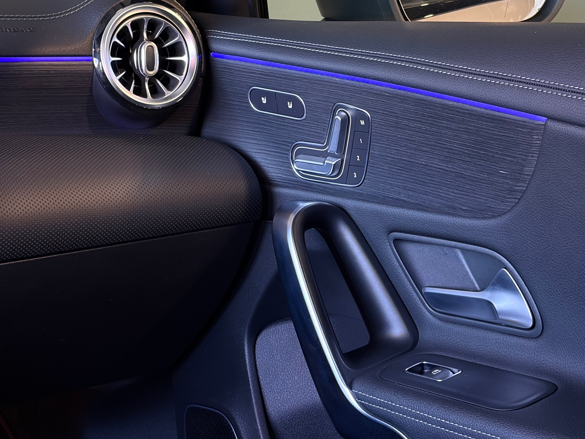 MERCEDES-BENZ A 250 4Matic AMG Line *Night Paket*Panoramadach*Ambientebeleuchtung*STANDHEIZUNG*-image-12
