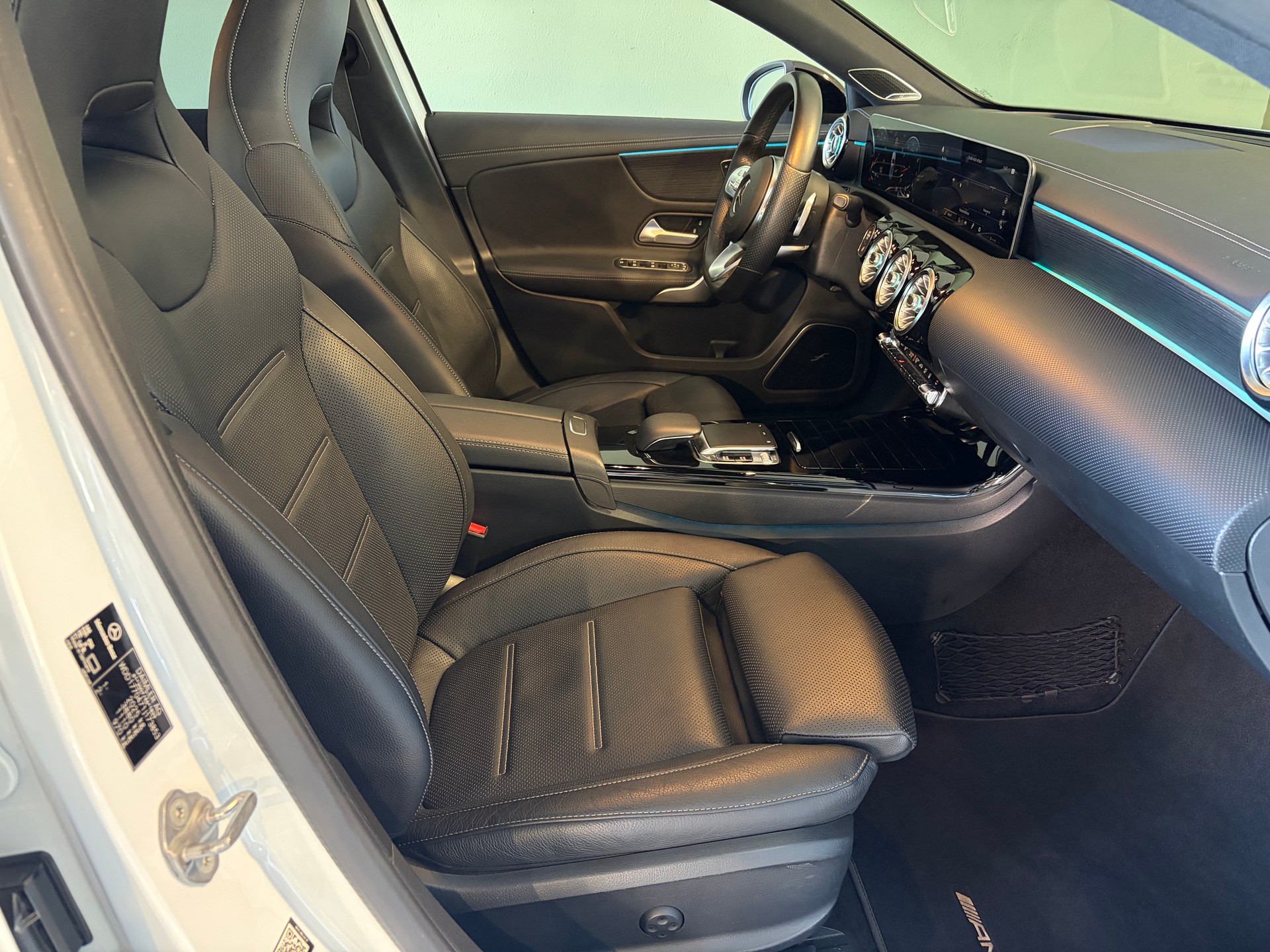 MERCEDES-BENZ A 250 4Matic AMG Line *Night Paket*Panoramadach*Ambientebeleuchtung*STANDHEIZUNG*-image-11