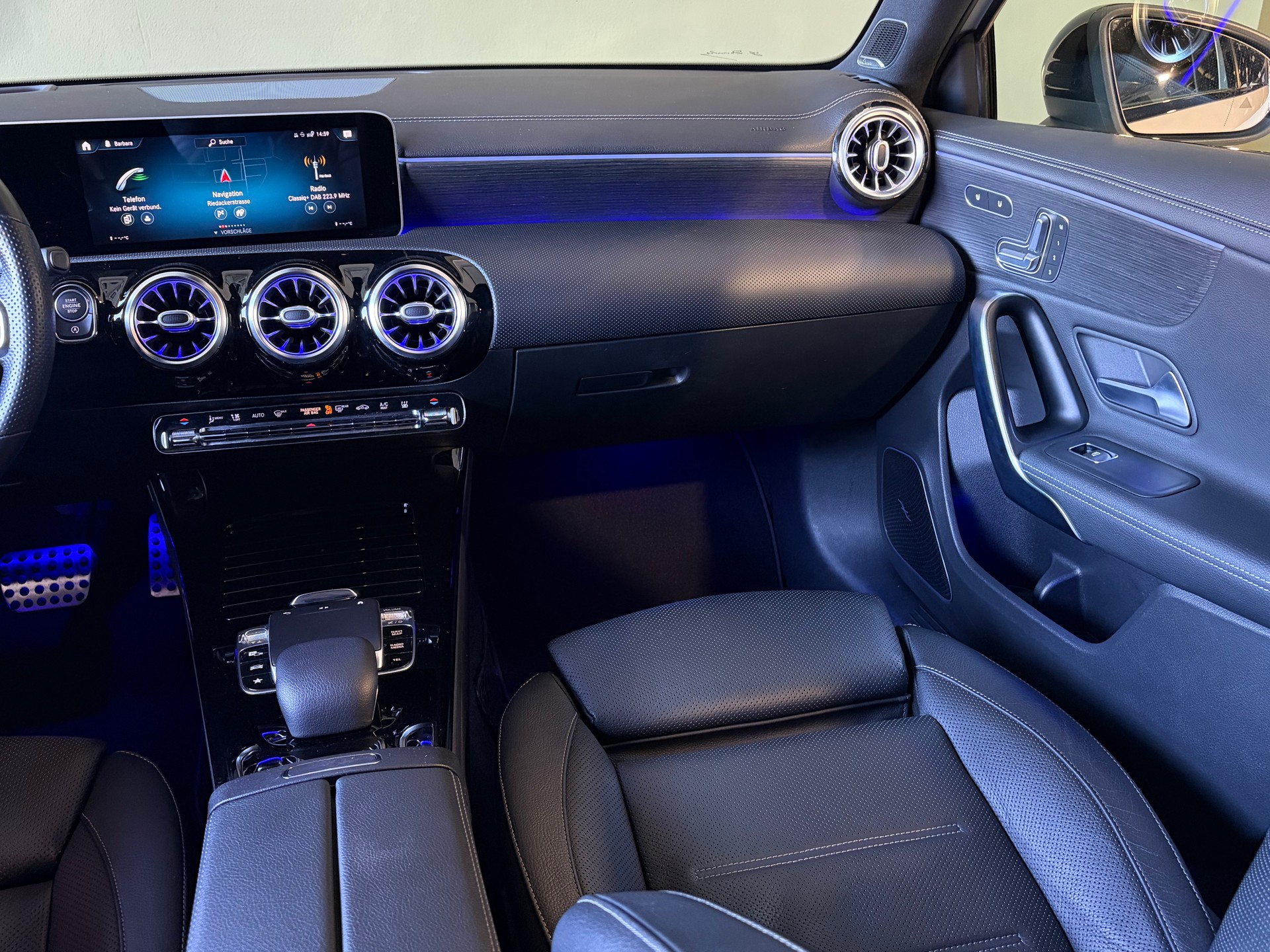 MERCEDES-BENZ A 250 4Matic AMG Line *Night Paket*Panoramadach*Ambientebeleuchtung*STANDHEIZUNG*-image-13