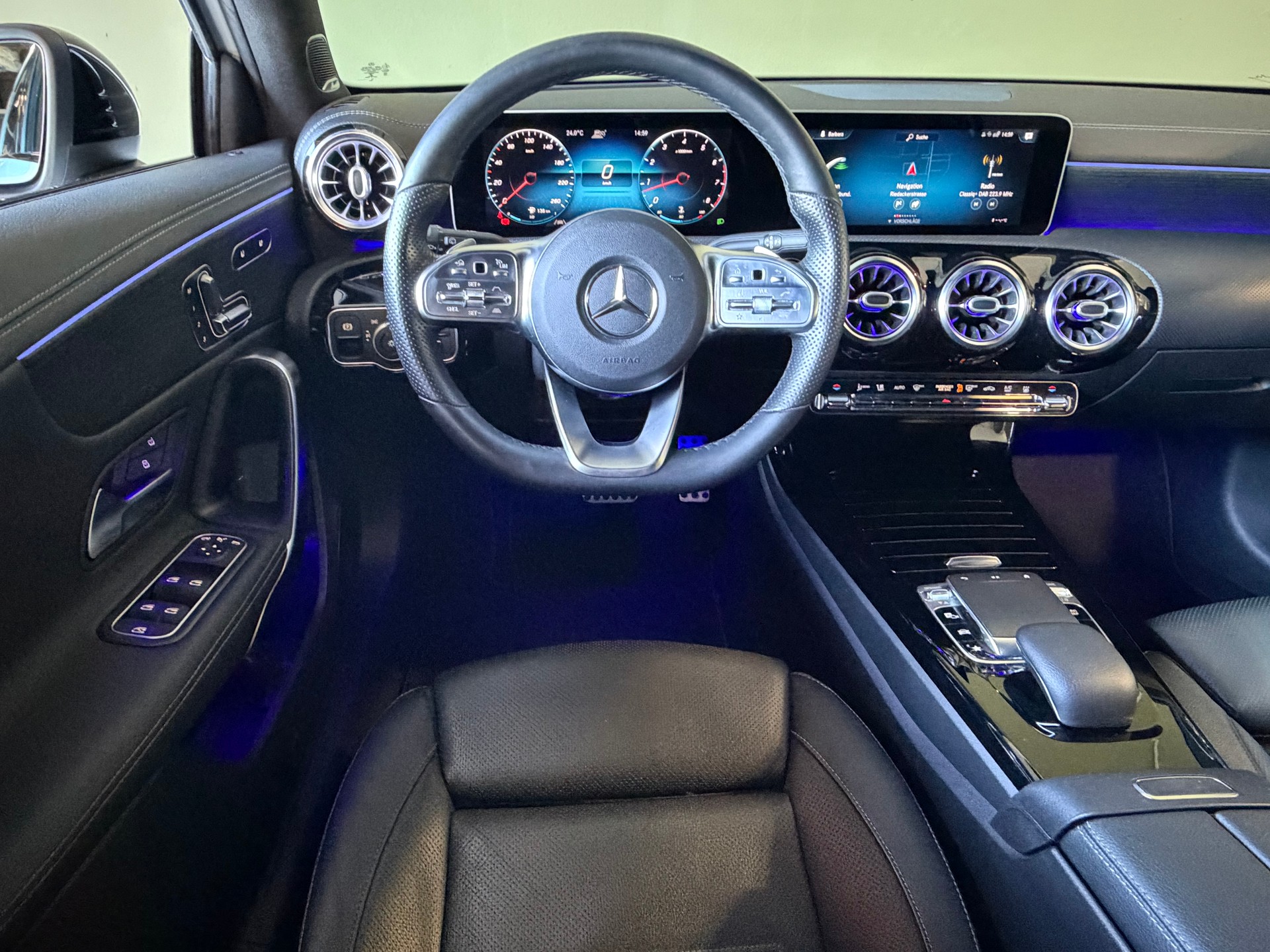 MERCEDES-BENZ A 250 4Matic AMG Line *Night Paket*Panoramadach*Ambientebeleuchtung*STANDHEIZUNG*-image-8