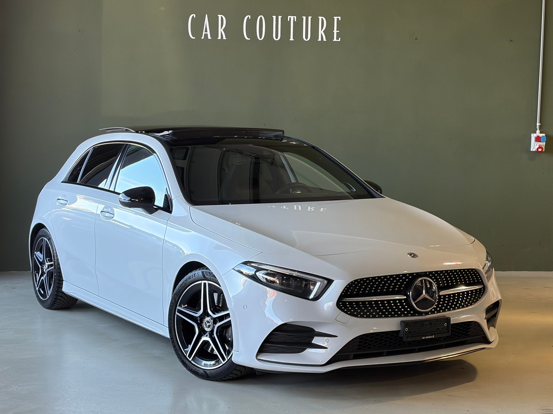 MERCEDES-BENZ A 250 4Matic AMG Line *Night Paket*Panoramadach*Ambientebeleuchtung*STANDHEIZUNG*-image-2
