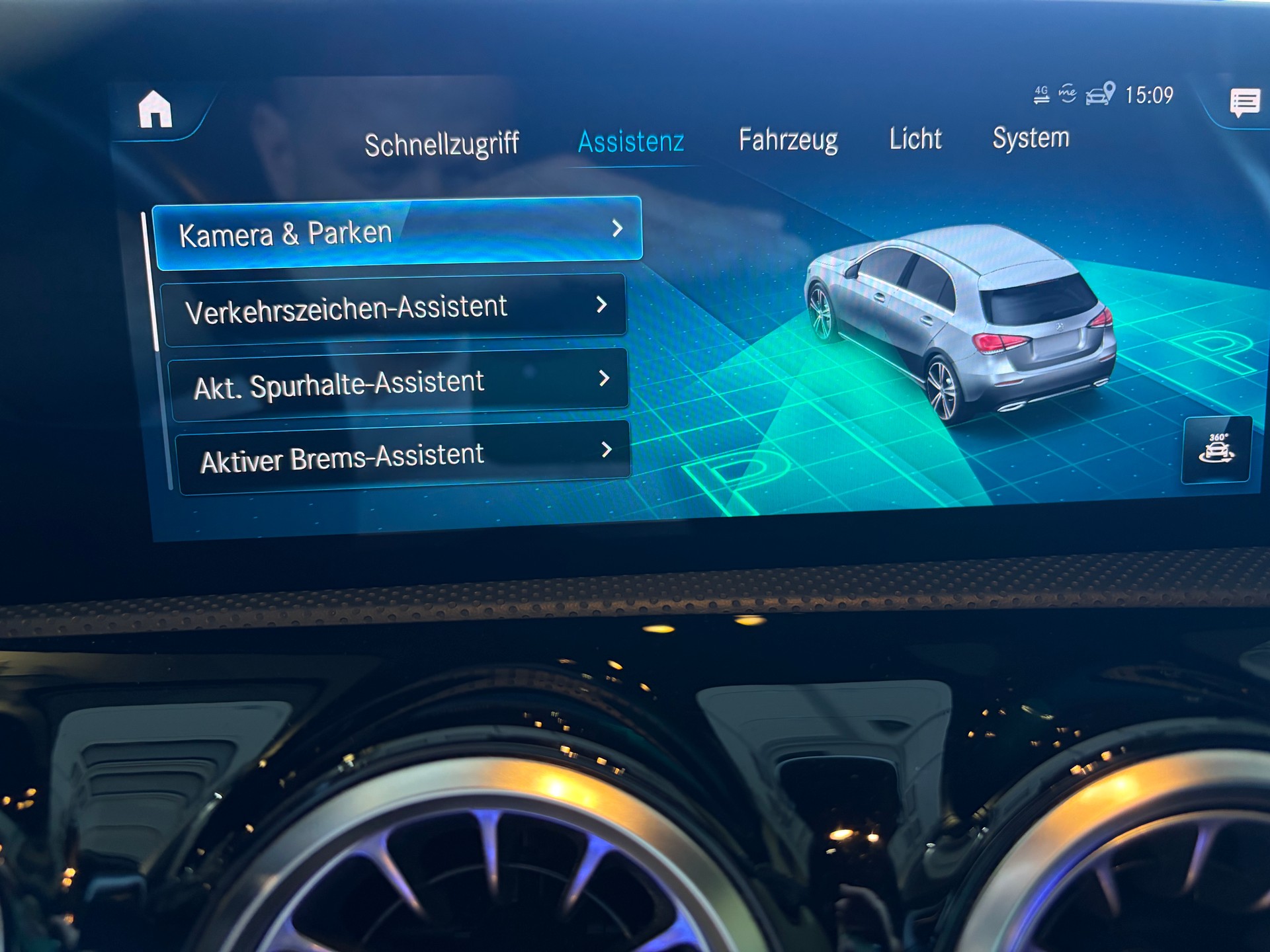 MERCEDES-BENZ A 250 4Matic AMG Line *Night Paket*Panoramadach*Ambientebeleuchtung*STANDHEIZUNG*-image-17