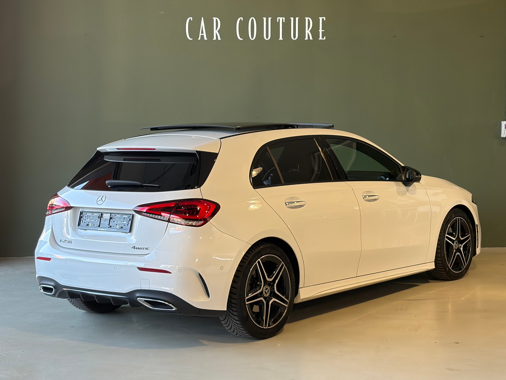 MERCEDES-BENZ A 250 4Matic AMG Line *Night Paket*Panoramadach*Ambientebeleuchtung*STANDHEIZUNG*-image-4