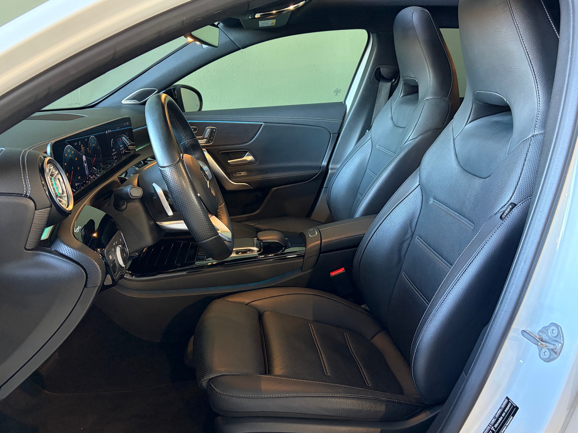 MERCEDES-BENZ A 250 4Matic AMG Line *Night Paket*Panoramadach*Ambientebeleuchtung*STANDHEIZUNG*-image-30