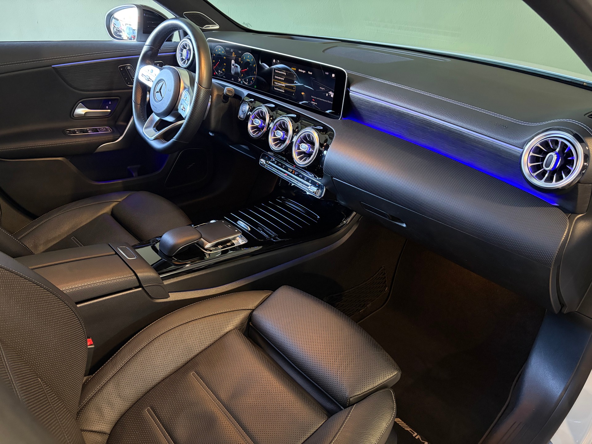 MERCEDES-BENZ A 250 4Matic AMG Line *Night Paket*Panoramadach*Ambientebeleuchtung*STANDHEIZUNG*-image-9