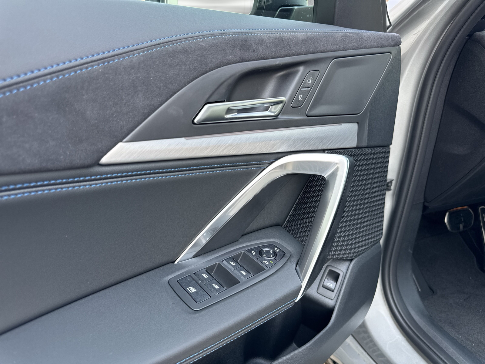 BMW iX1 xDrive 30 Edition M Sport-image-21