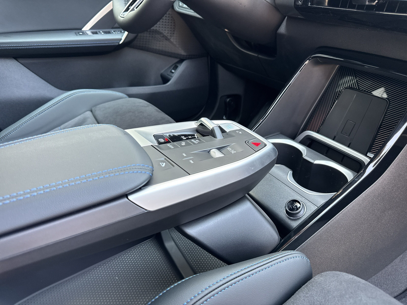 BMW iX1 xDrive 30 Edition M Sport-image-14