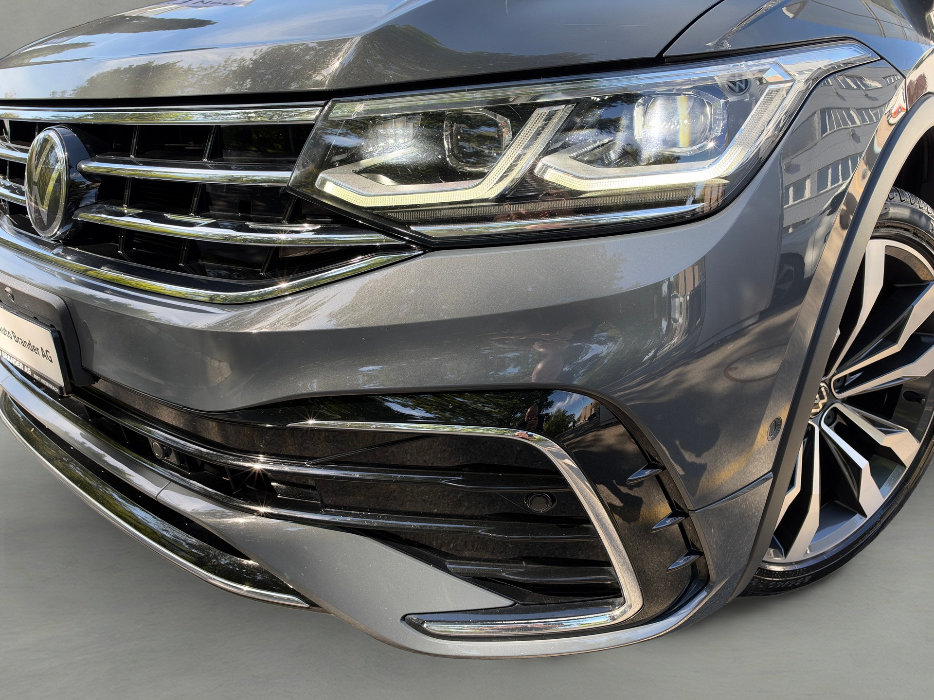 VW Tiguan 2.0TSI R-Line 4Motion DSG-showroom-element-1