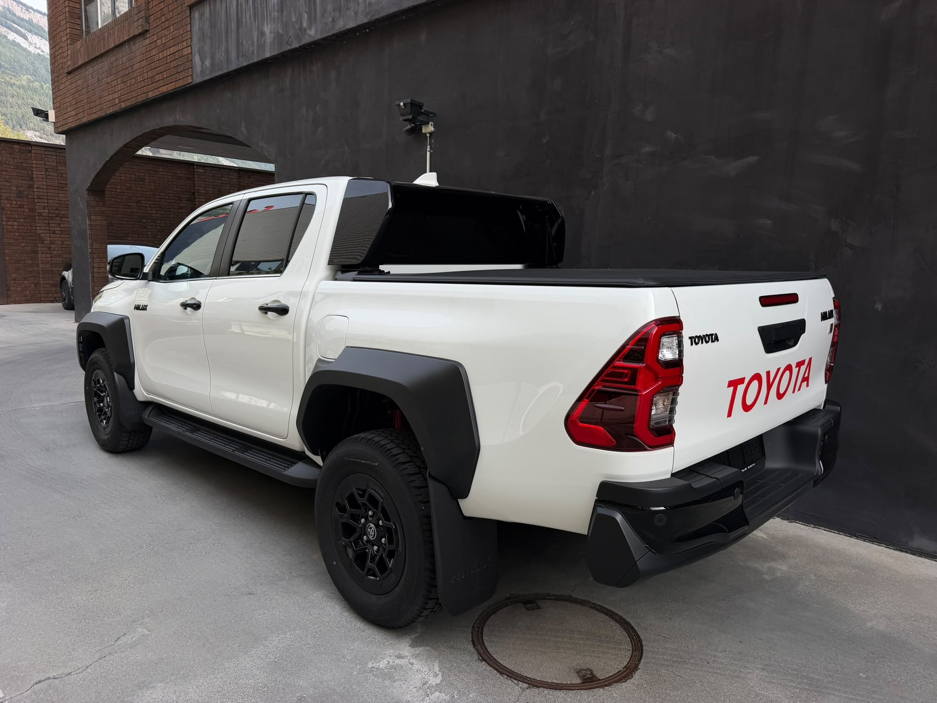 TOYOTA Hilux 2.8d GR Sport II Double Cab 4x4 A-image-8