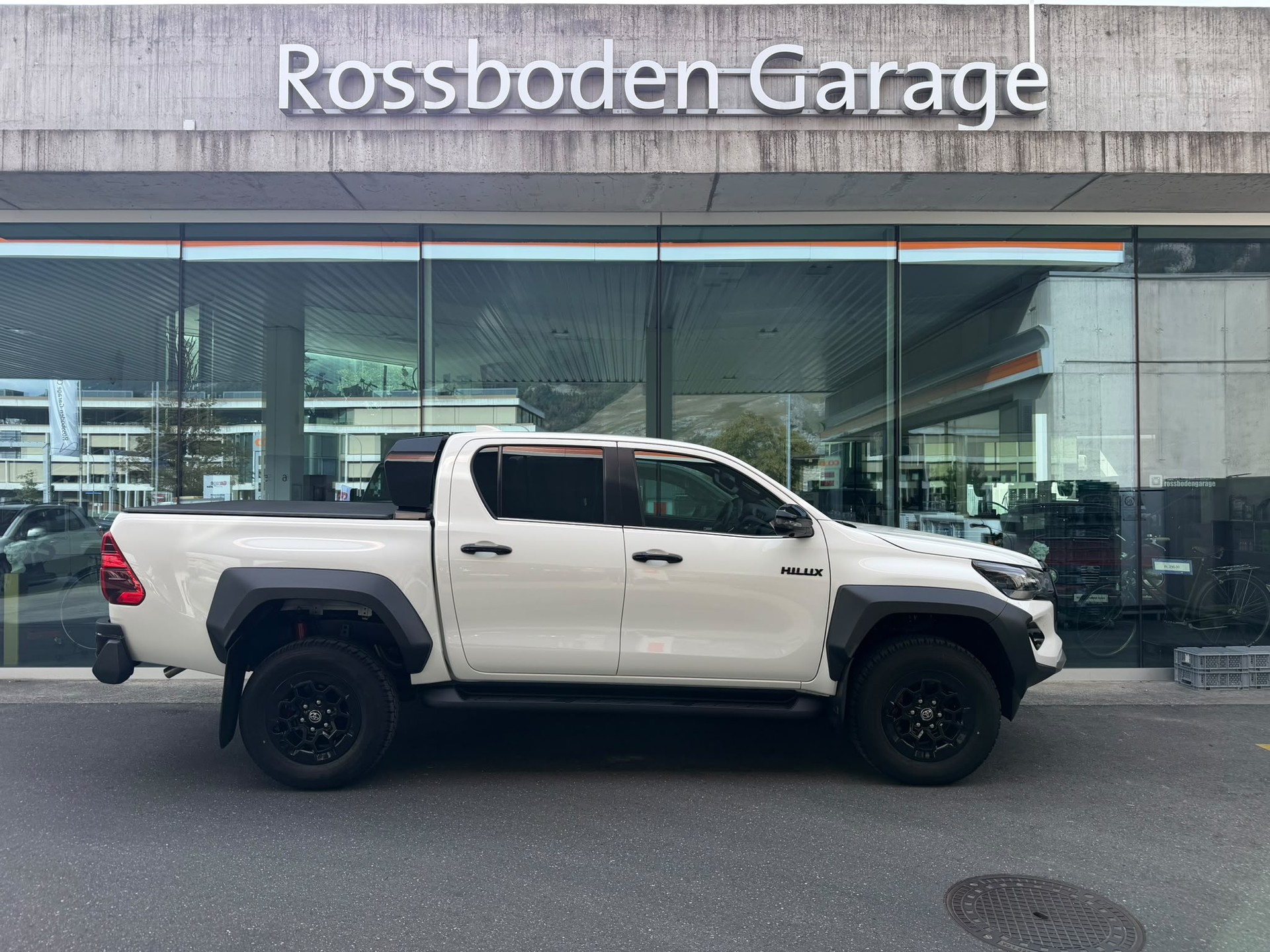 TOYOTA Hilux 2.8d GR Sport II Double Cab 4x4 A-image-2