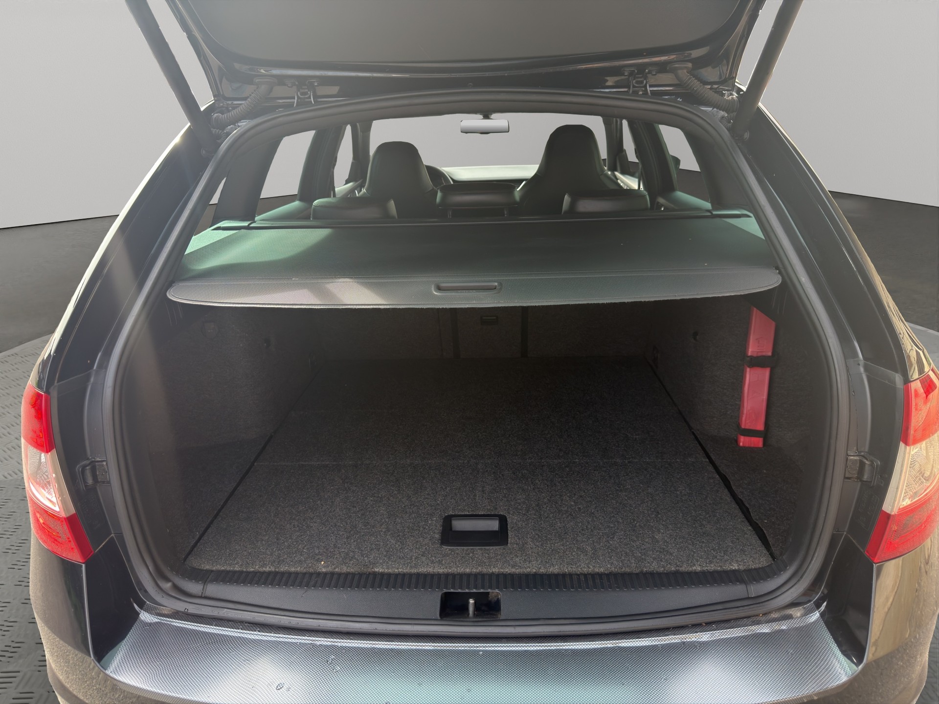 SKODA Octavia Combi 2.0 TDI RS 4x4 DSG-image-12