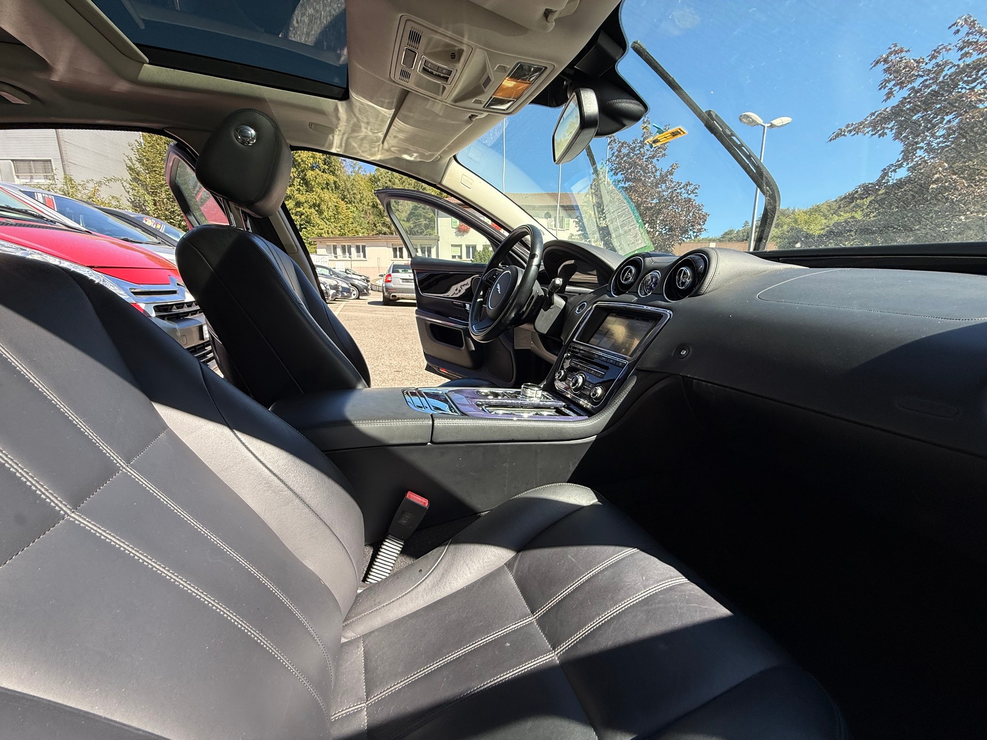 JAGUAR XJ 3.0 V6 S/C Premium Luxury Automatic AWD-image-14