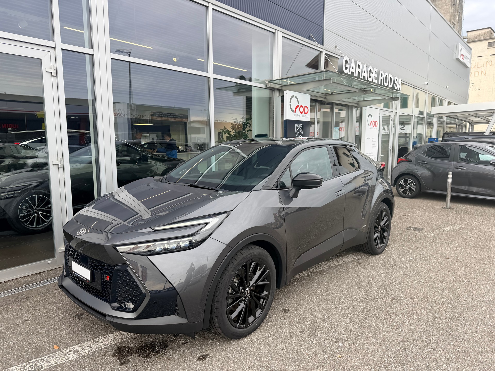 TOYOTA C-HR 2.0 HSD CVT GR Sport 4WD-image-0