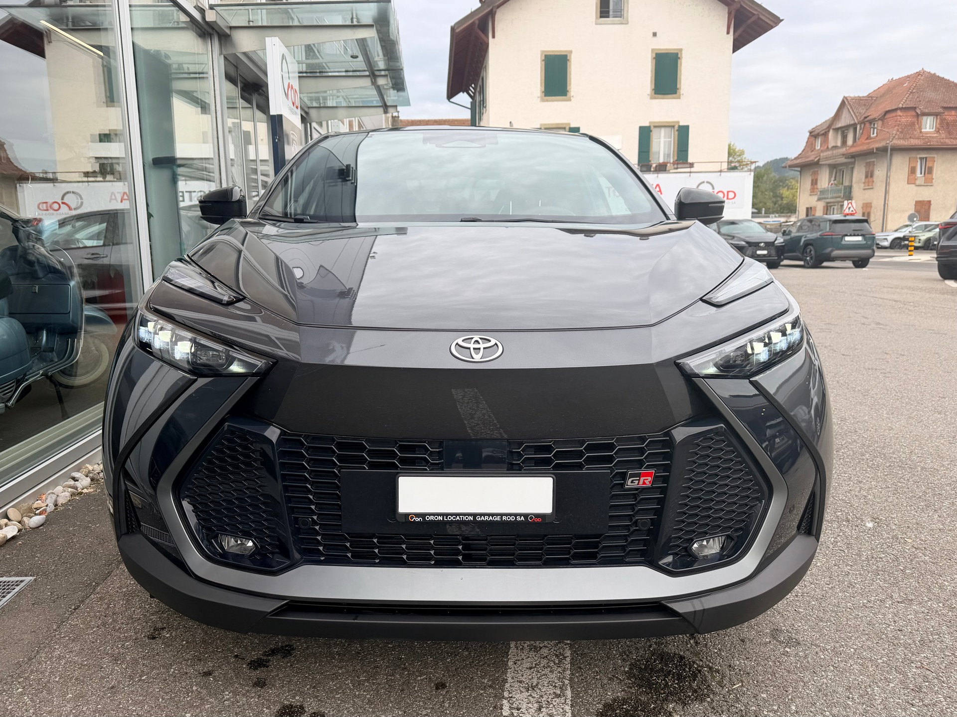 TOYOTA C-HR 2.0 HSD CVT GR Sport 4WD-image-1