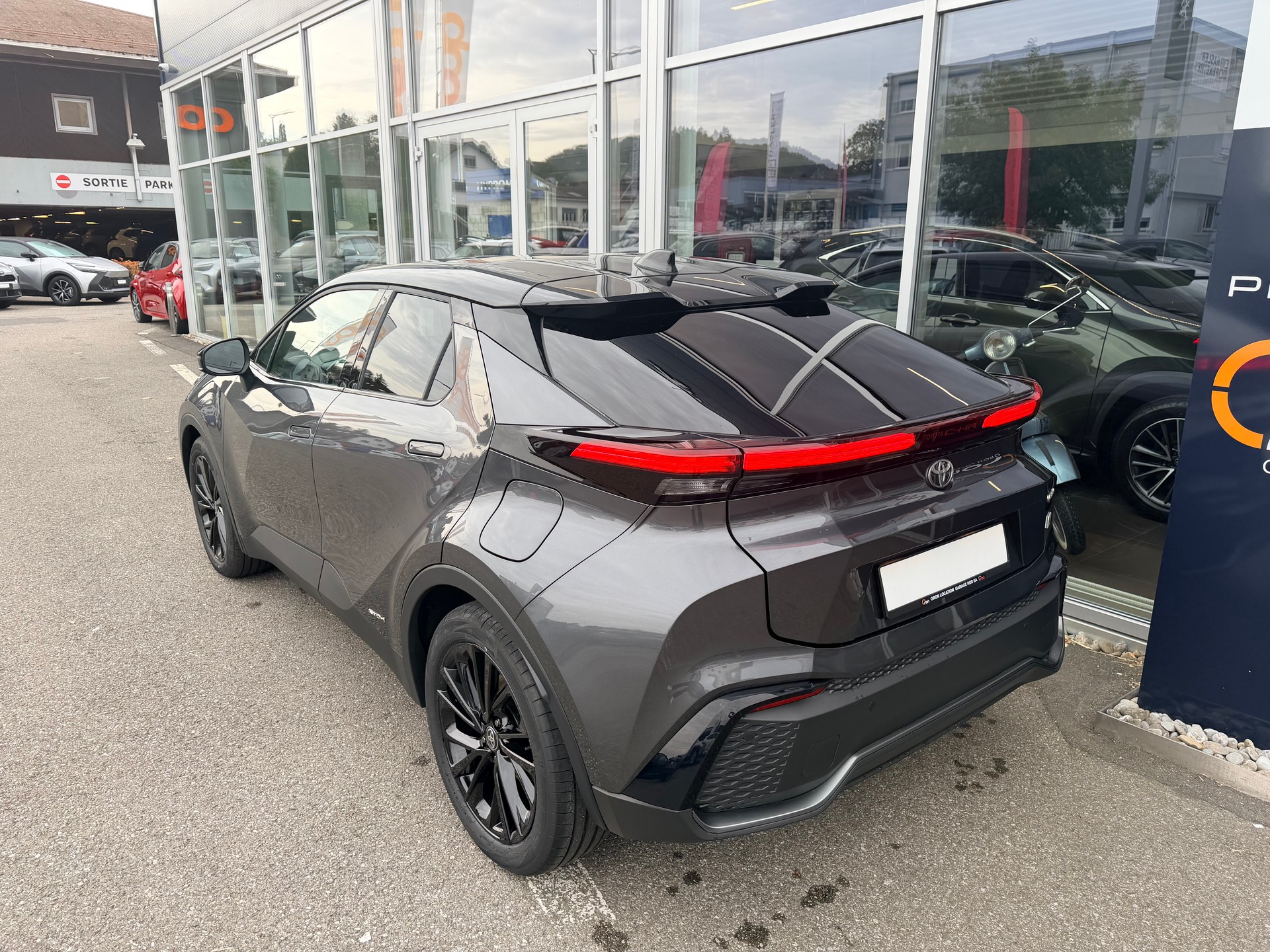 TOYOTA C-HR 2.0 HSD CVT GR Sport 4WD-image-5