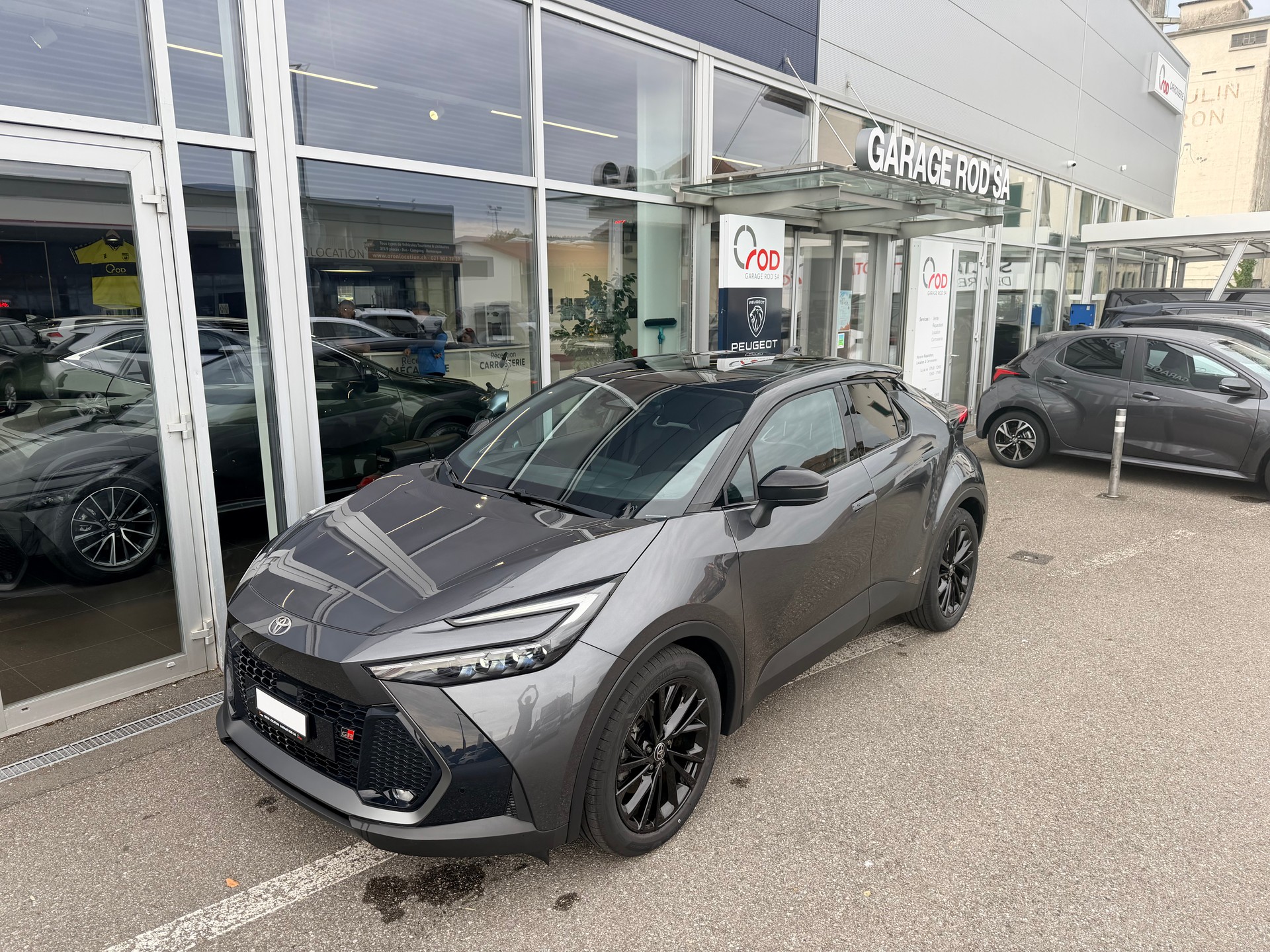 TOYOTA C-HR 2.0 HSD CVT GR Sport 4WD-image-26
