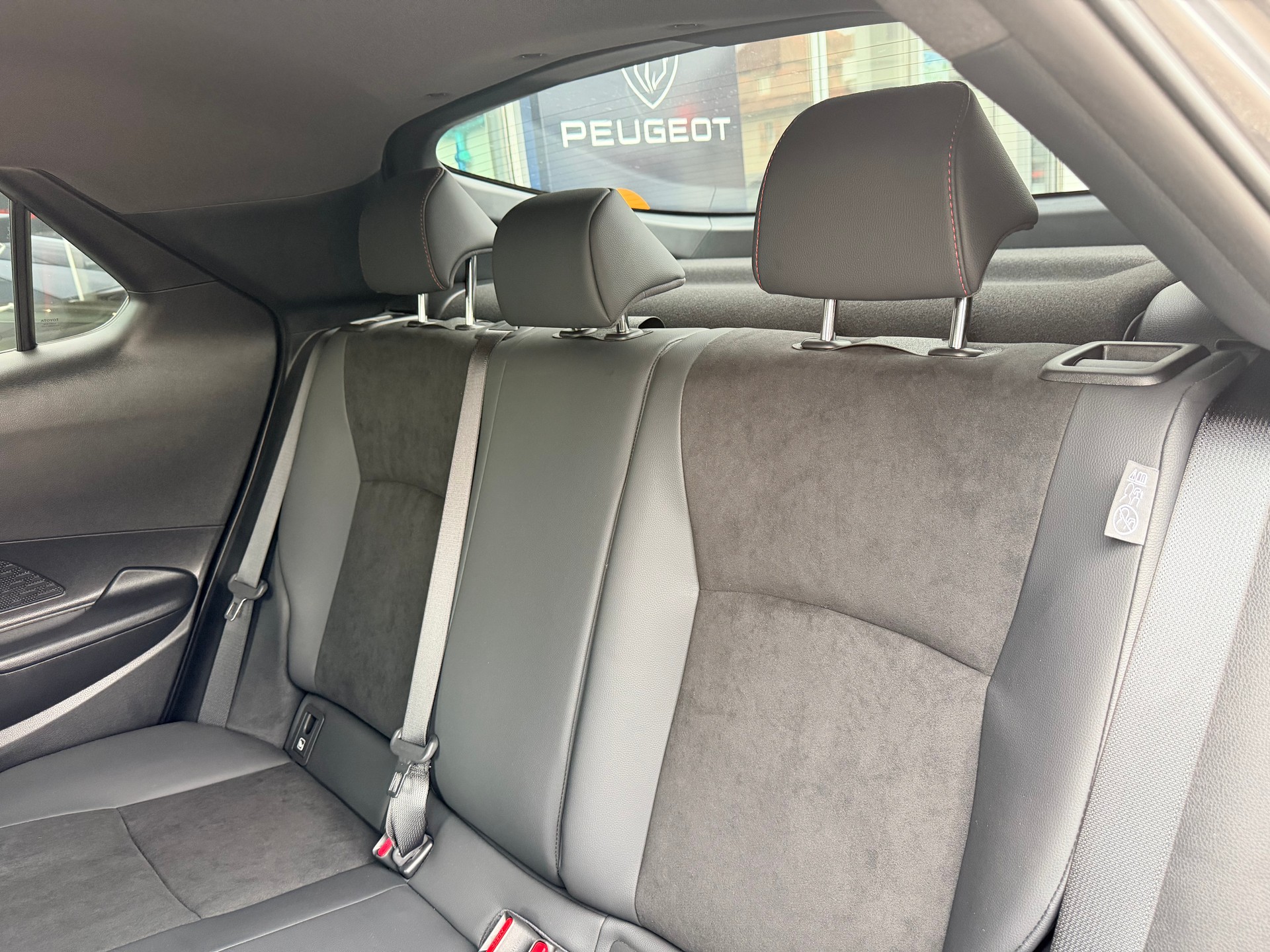 TOYOTA C-HR 2.0 HSD CVT GR Sport 4WD-image-15