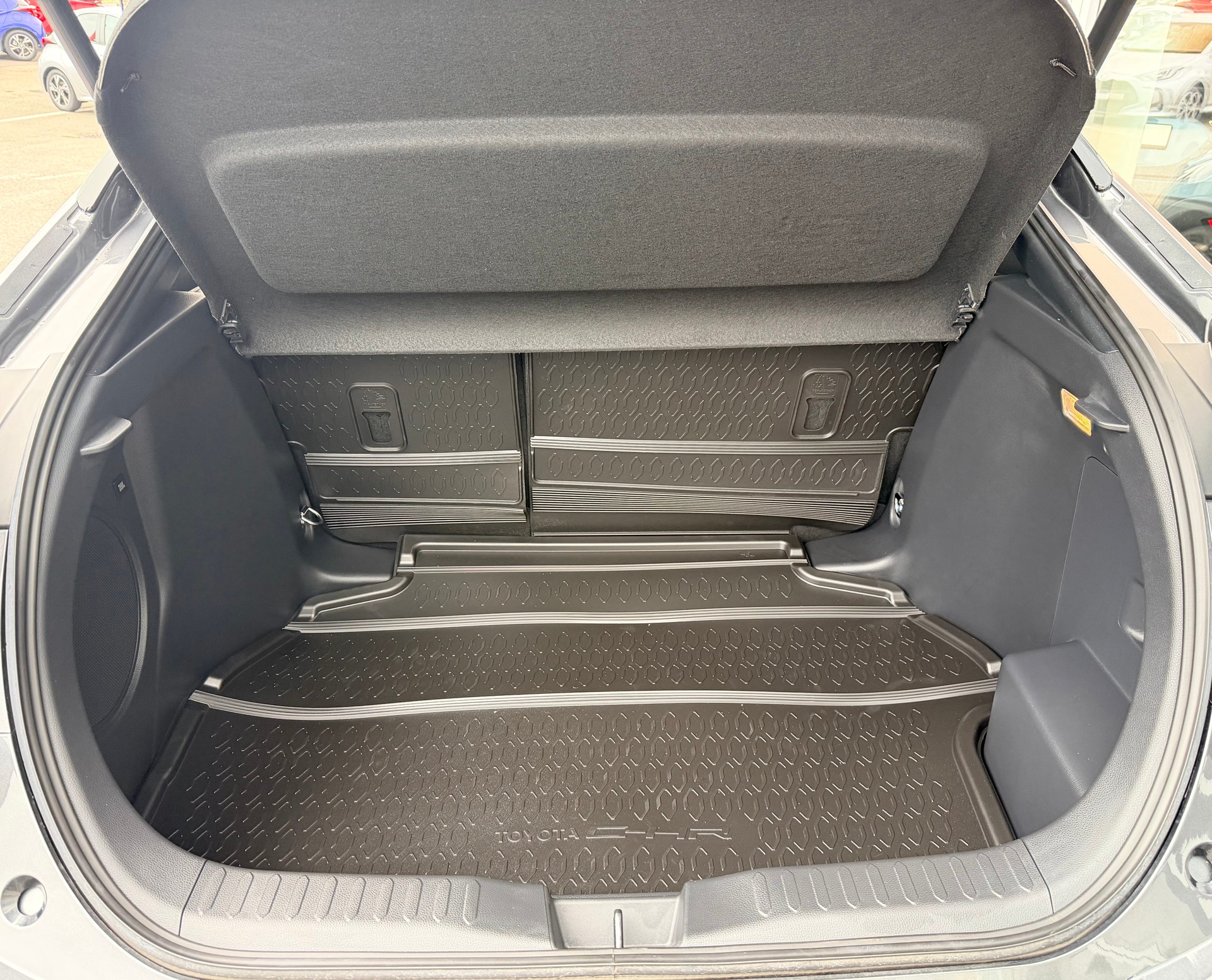 TOYOTA C-HR 2.0 HSD CVT GR Sport 4WD-image-8