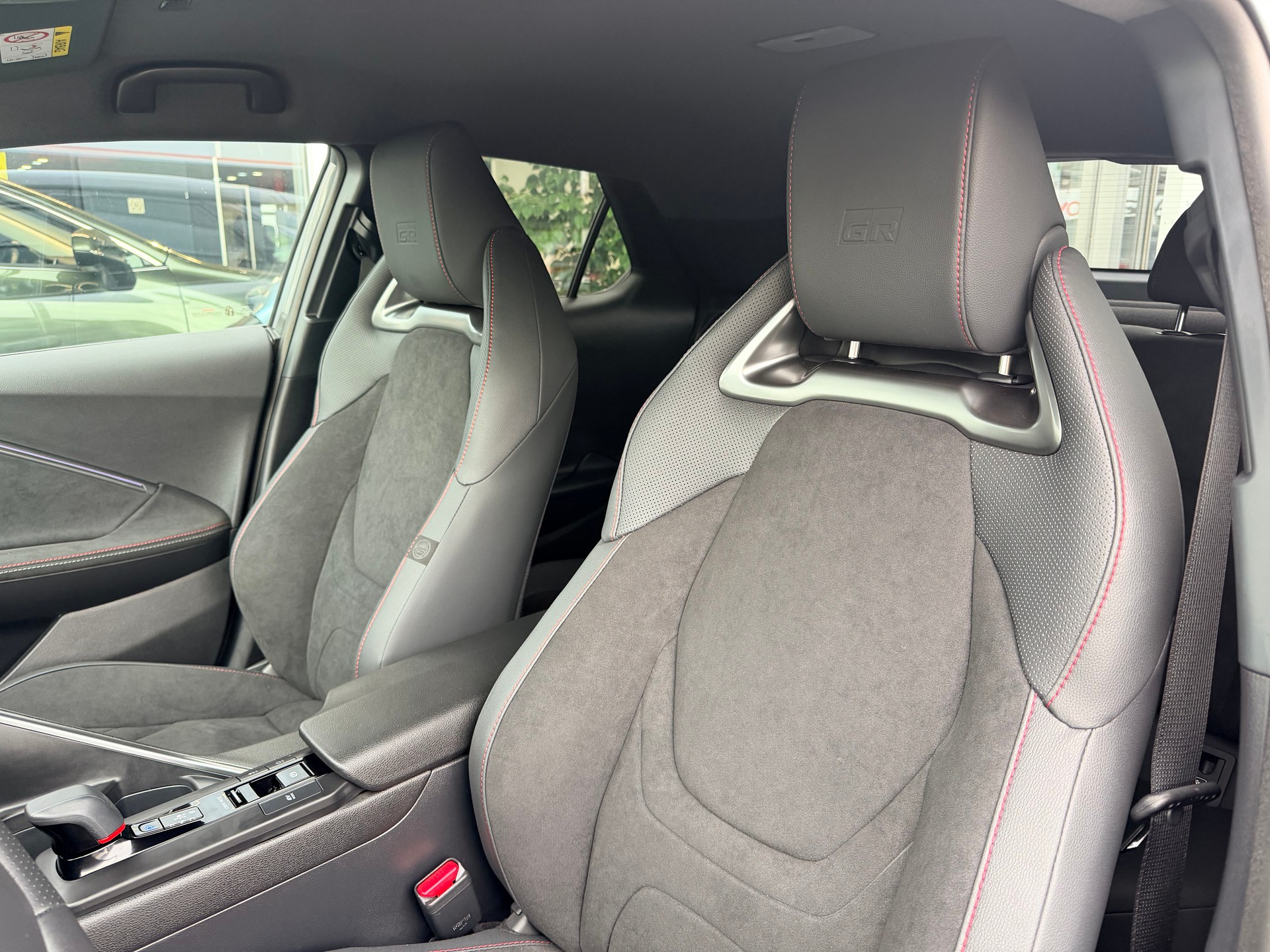 TOYOTA C-HR 2.0 HSD CVT GR Sport 4WD-image-12
