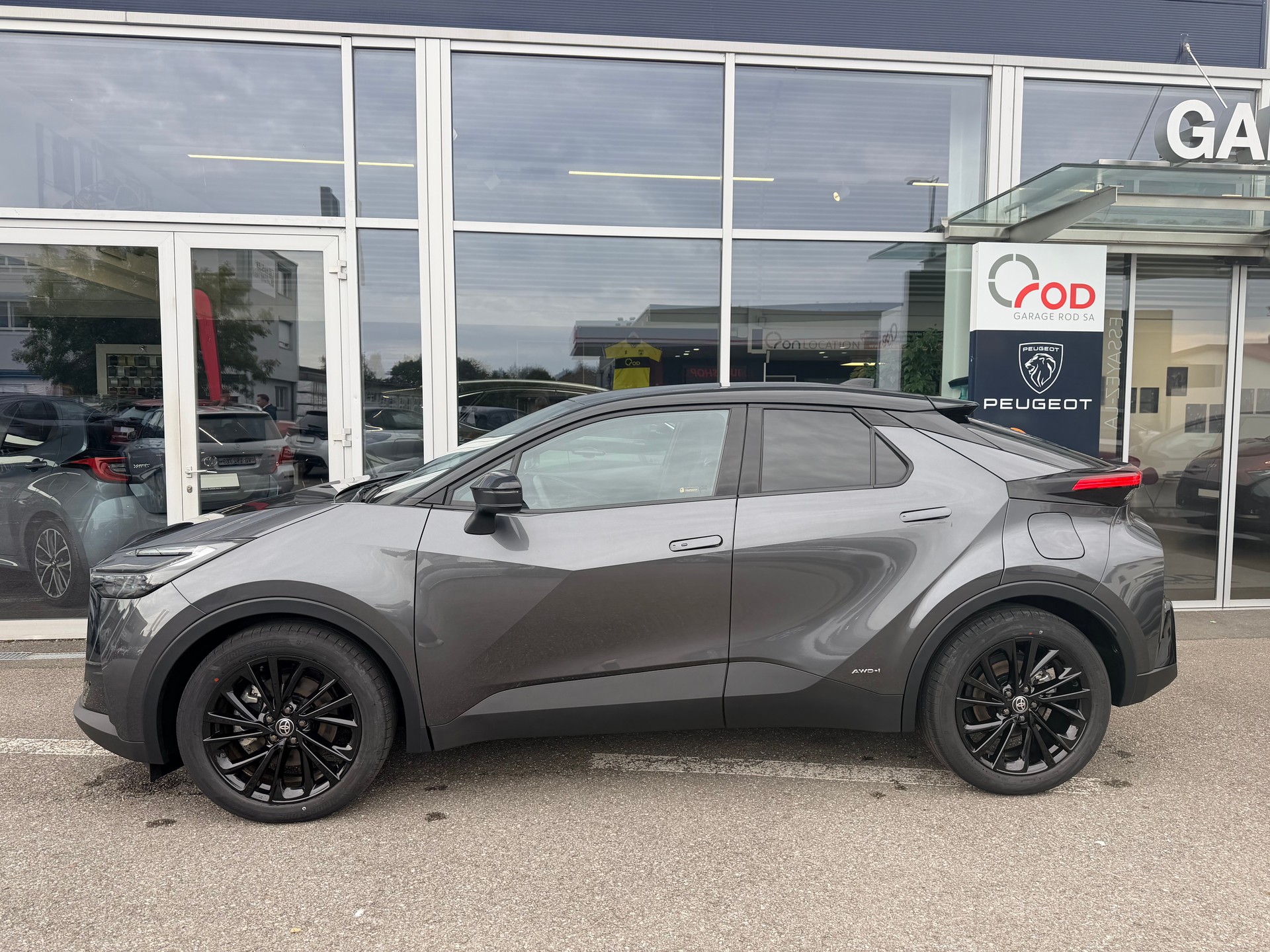 TOYOTA C-HR 2.0 HSD CVT GR Sport 4WD-image-3
