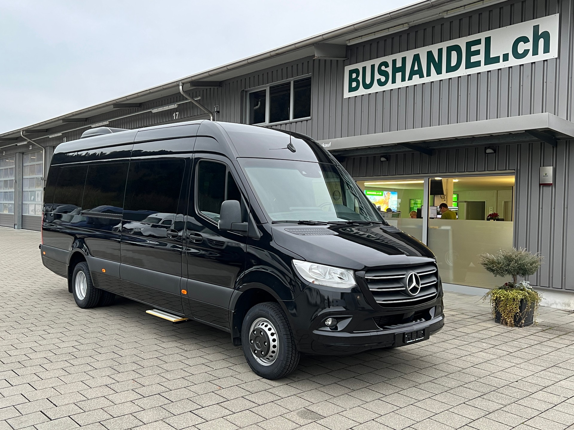 MERCEDES-BENZ 519 CDI VIP Midibus schwarz-image-0