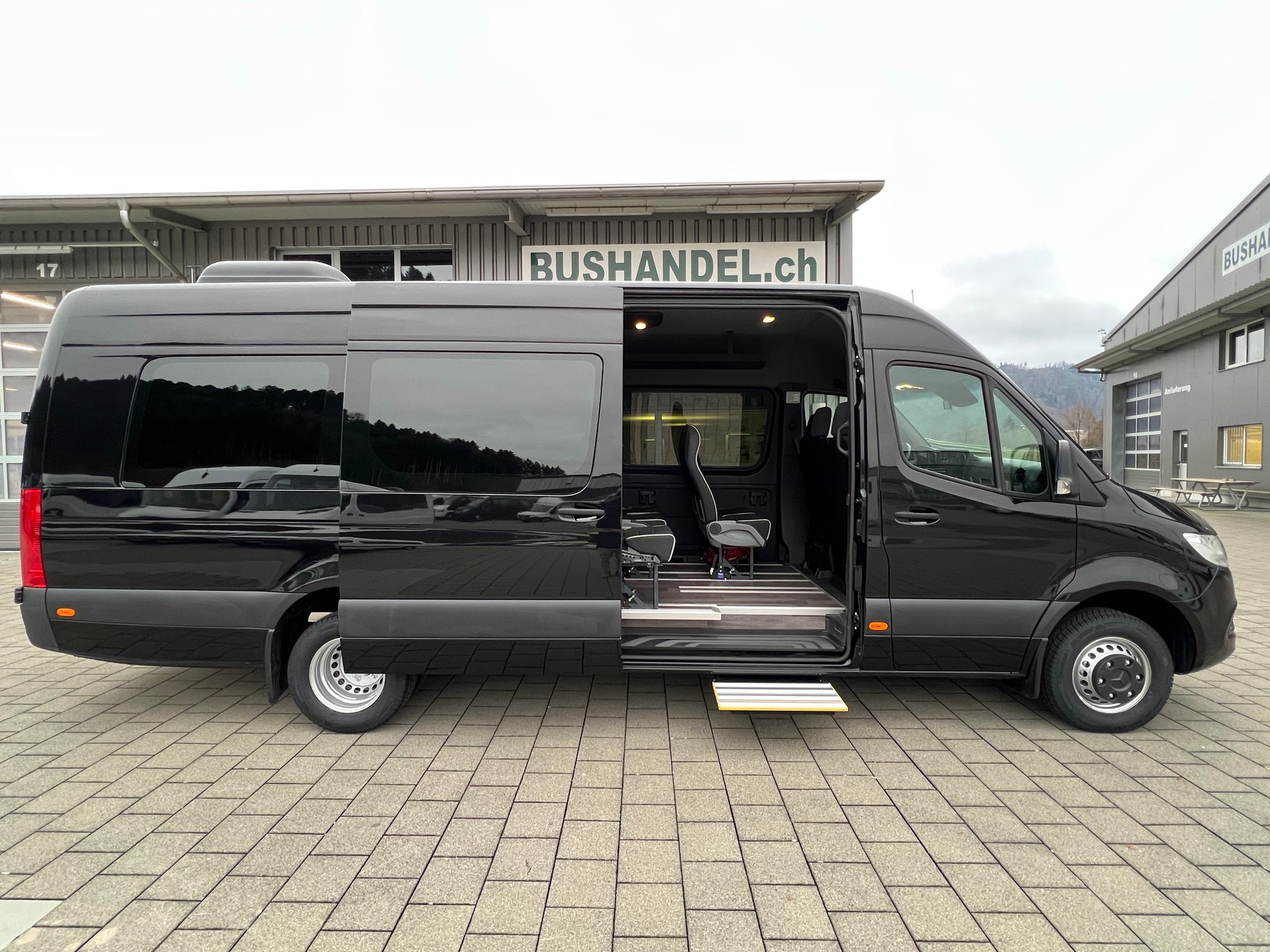 MERCEDES-BENZ 519 CDI VIP Midibus schwarz-image-4