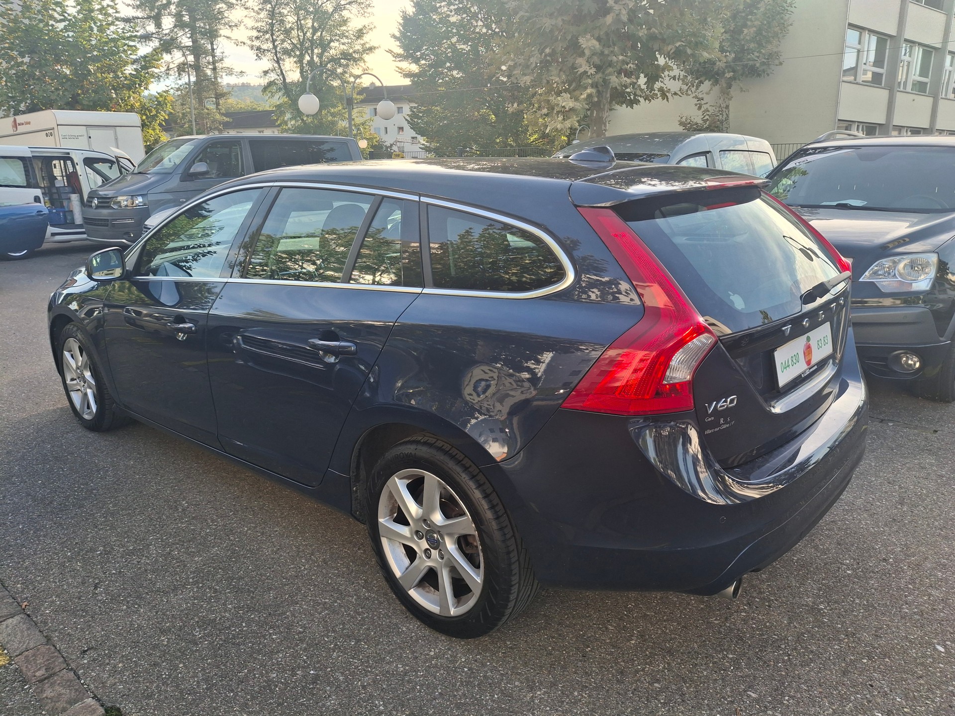 VOLVO V60 D4 Kinetic Geartronic-image-9