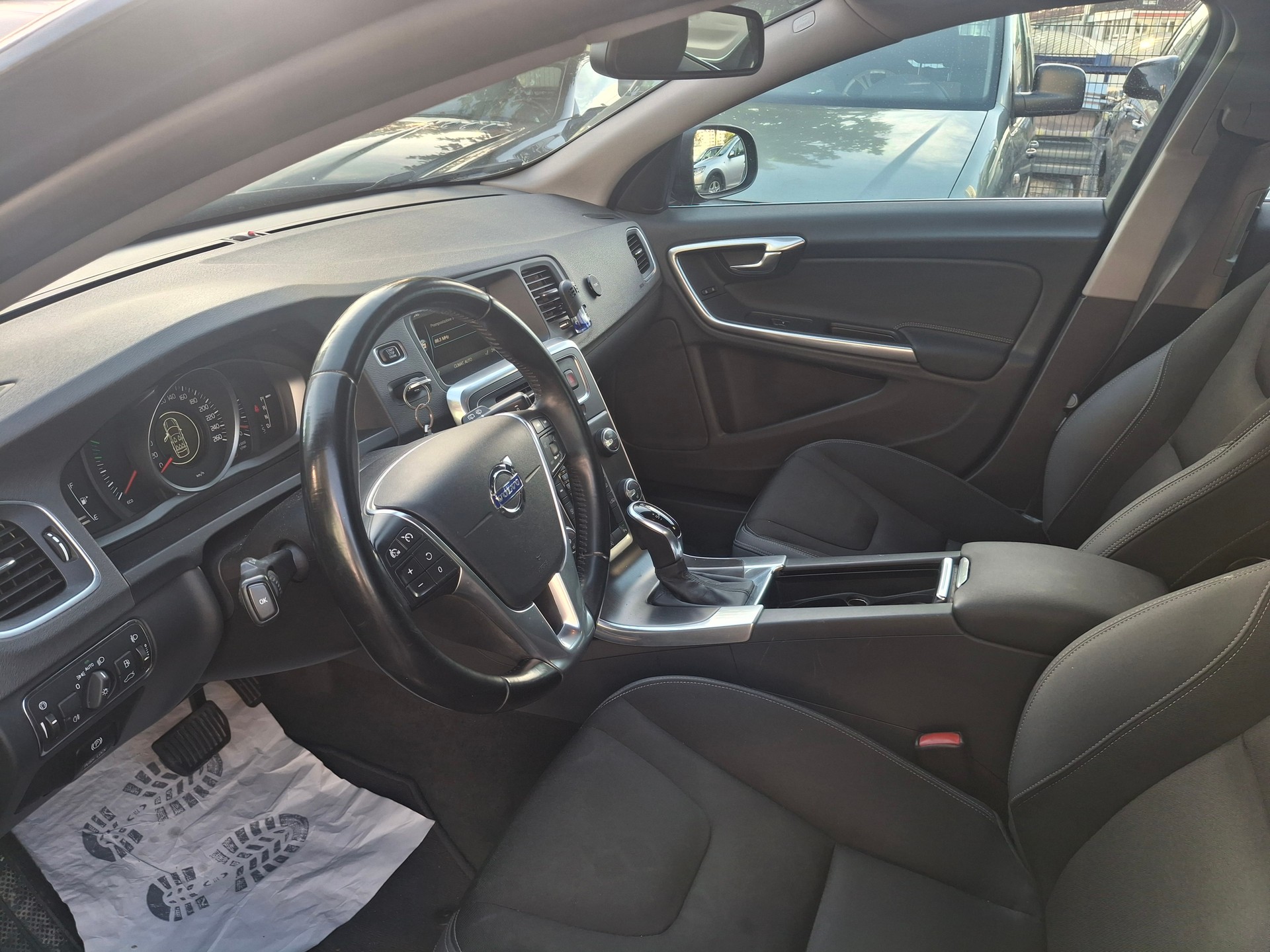 VOLVO V60 D4 Kinetic Geartronic-image-5