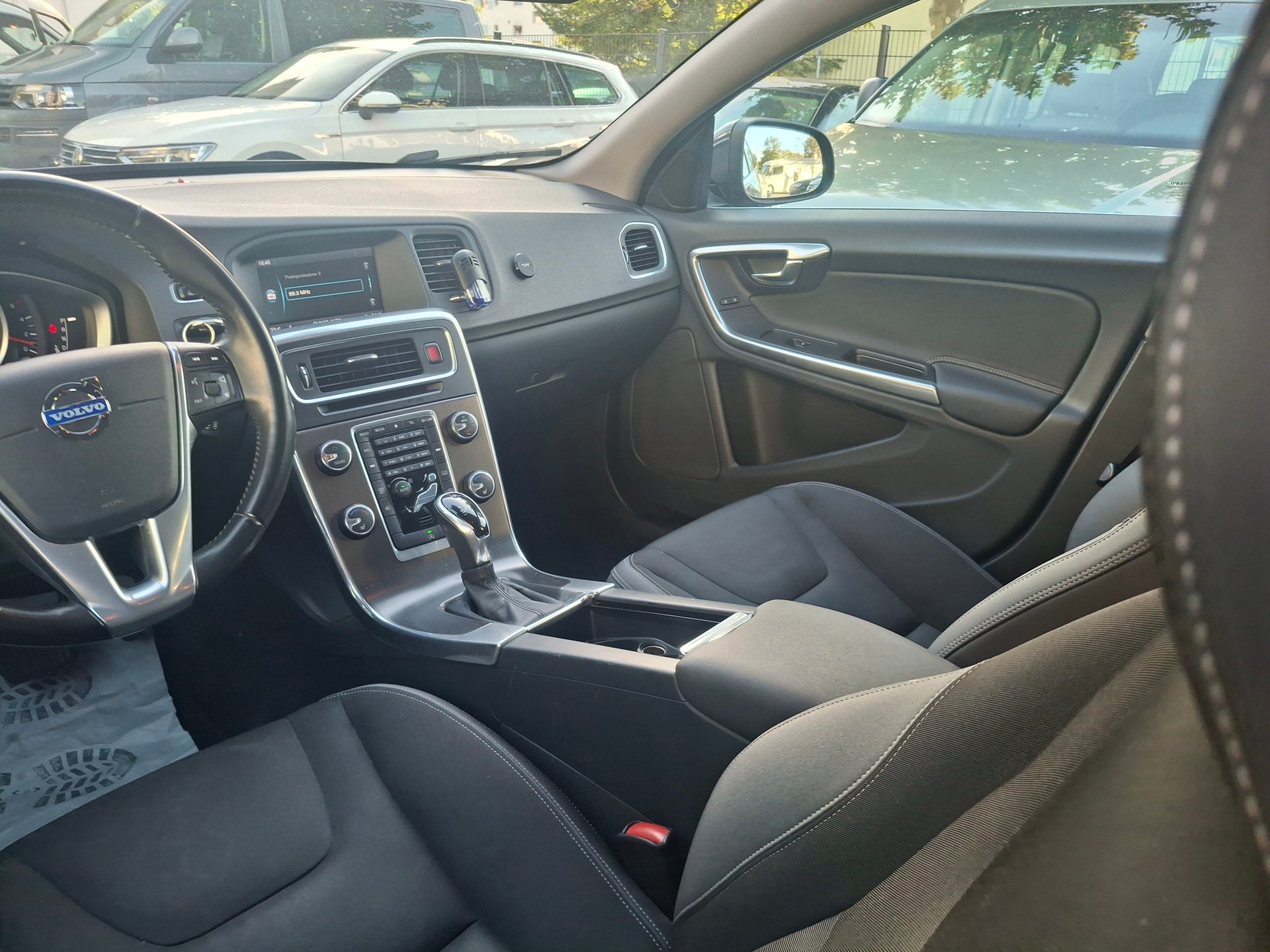 VOLVO V60 D4 Kinetic Geartronic-image-8