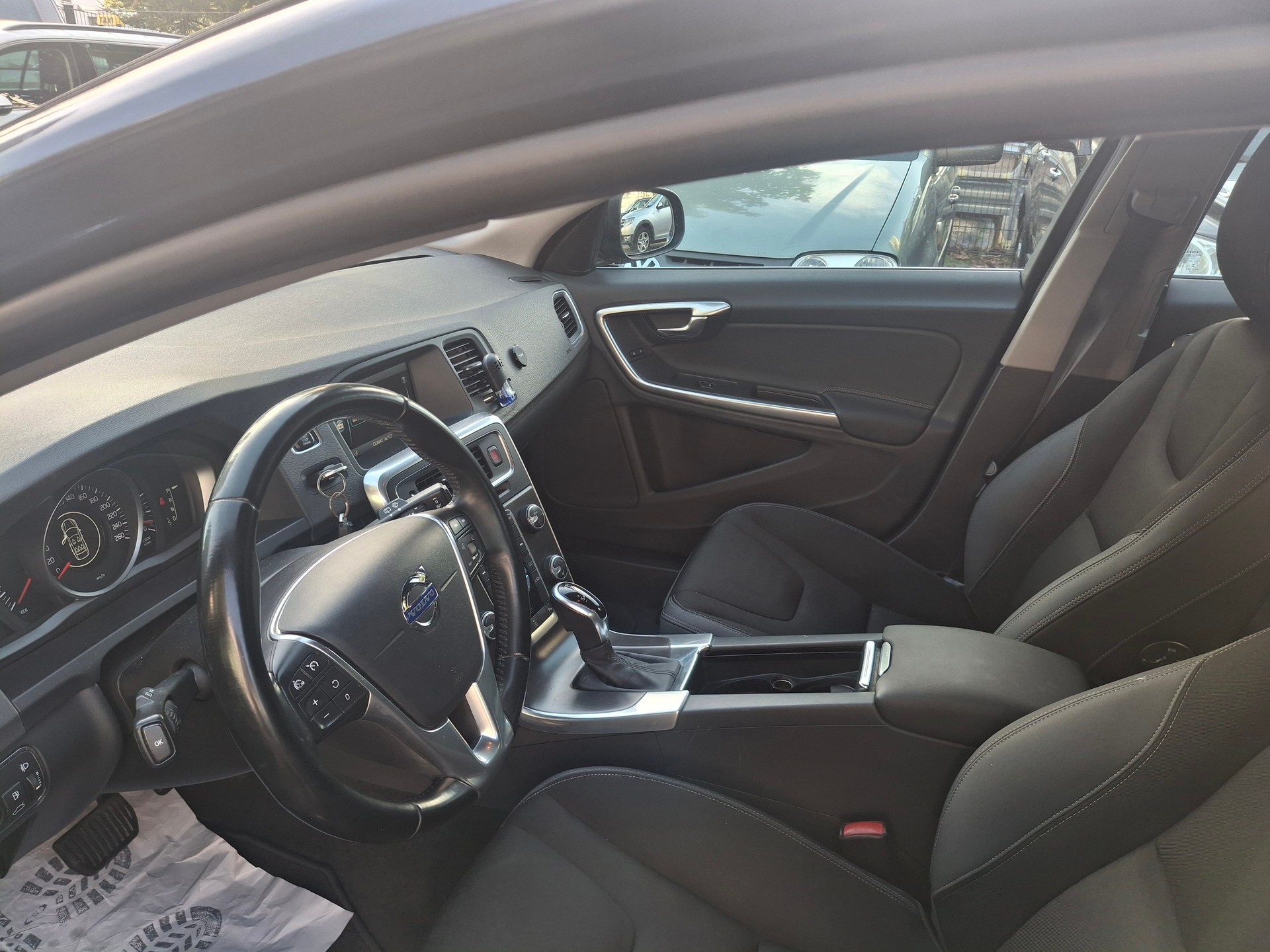 VOLVO V60 D4 Kinetic Geartronic-image-6