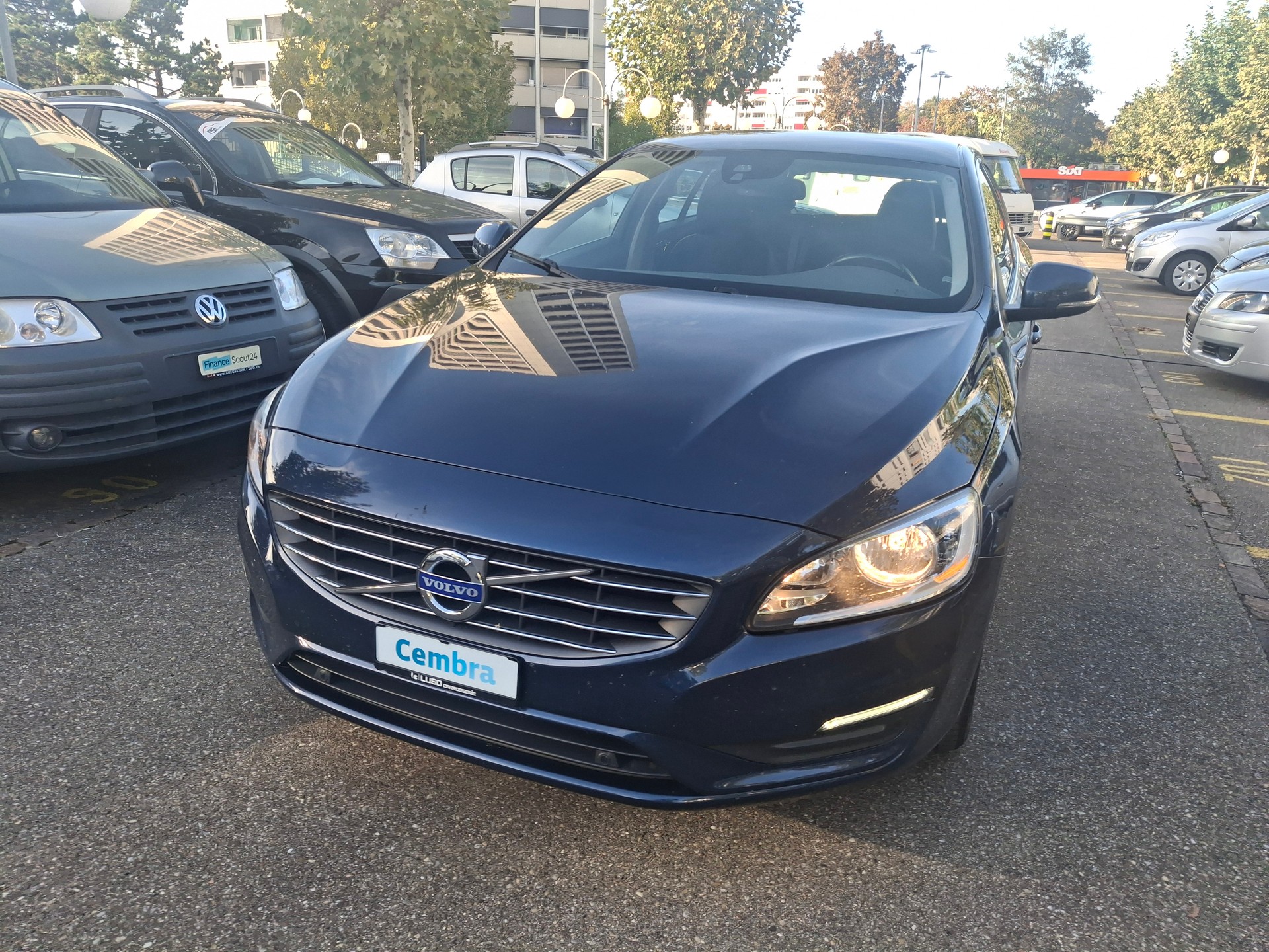 VOLVO V60 D4 Kinetic Geartronic-image-2