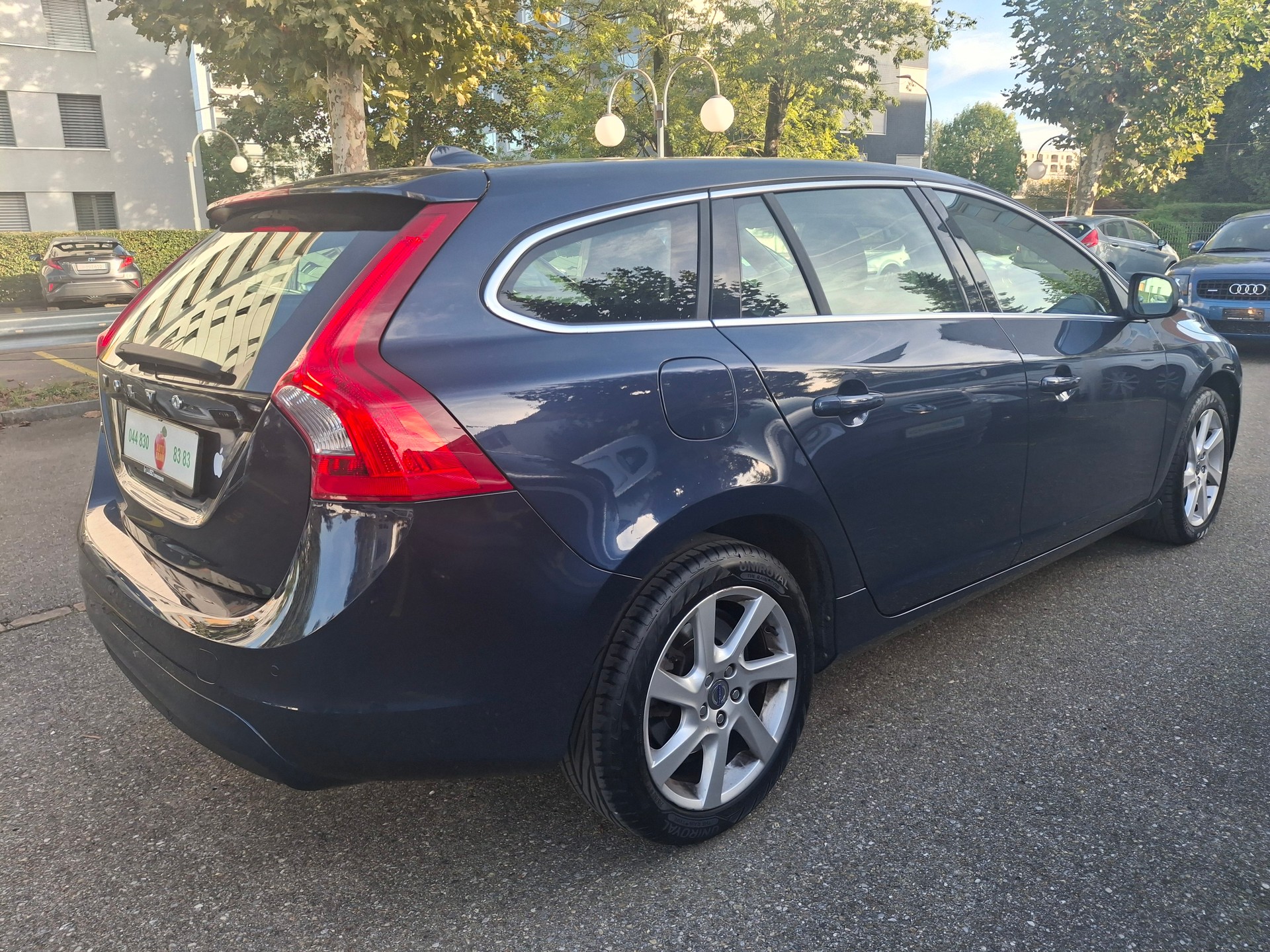 VOLVO V60 D4 Kinetic Geartronic-image-11