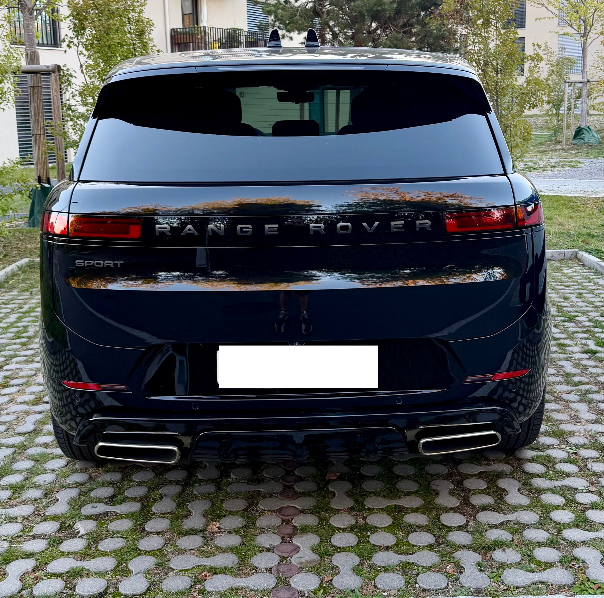 LAND ROVER 3.0 I6 P460e SE Dynamic-image-4