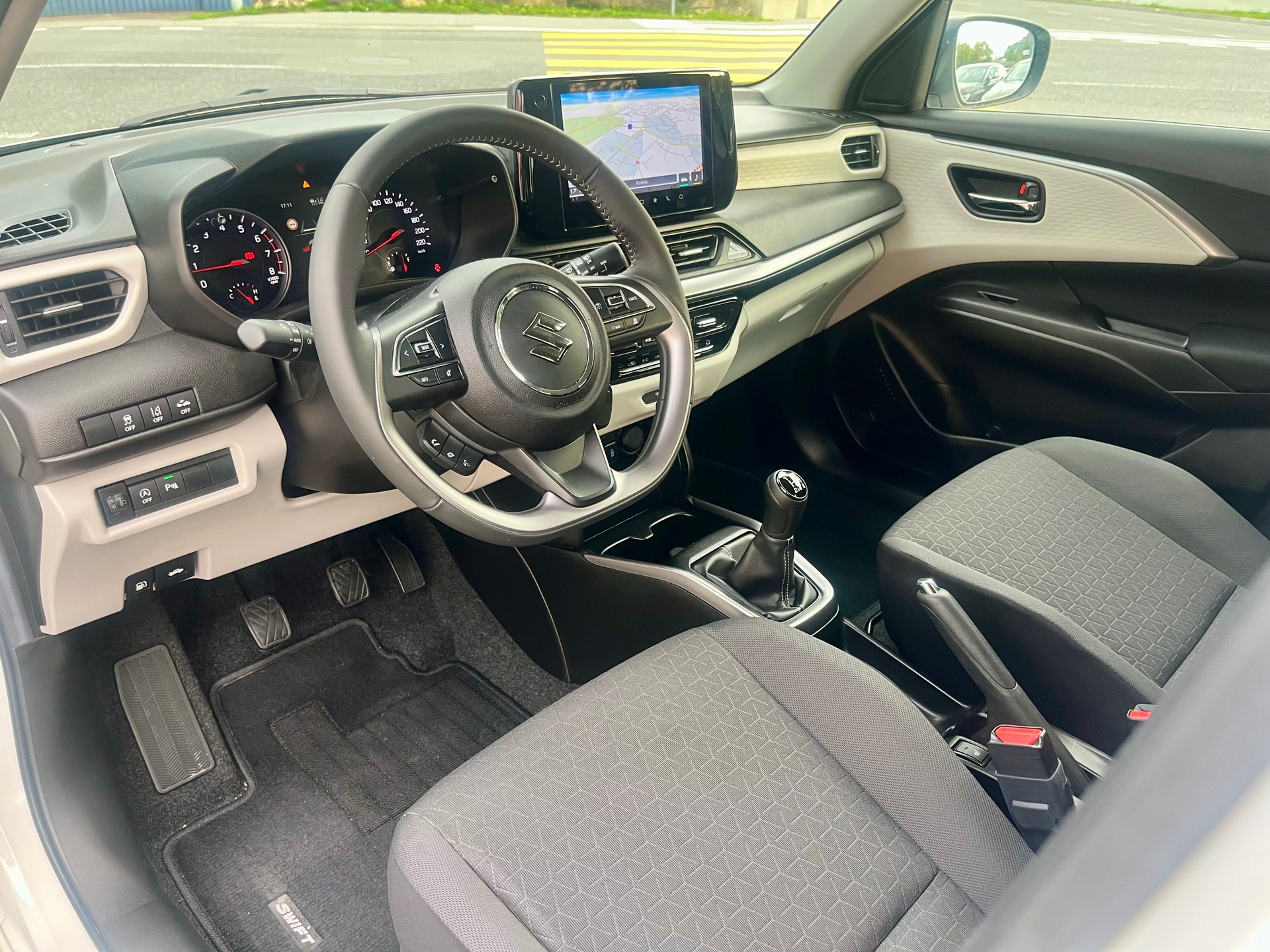 SUZUKI Swift 1.2 Compact Top Hybrid 4x4 Swiss Edition-image-12