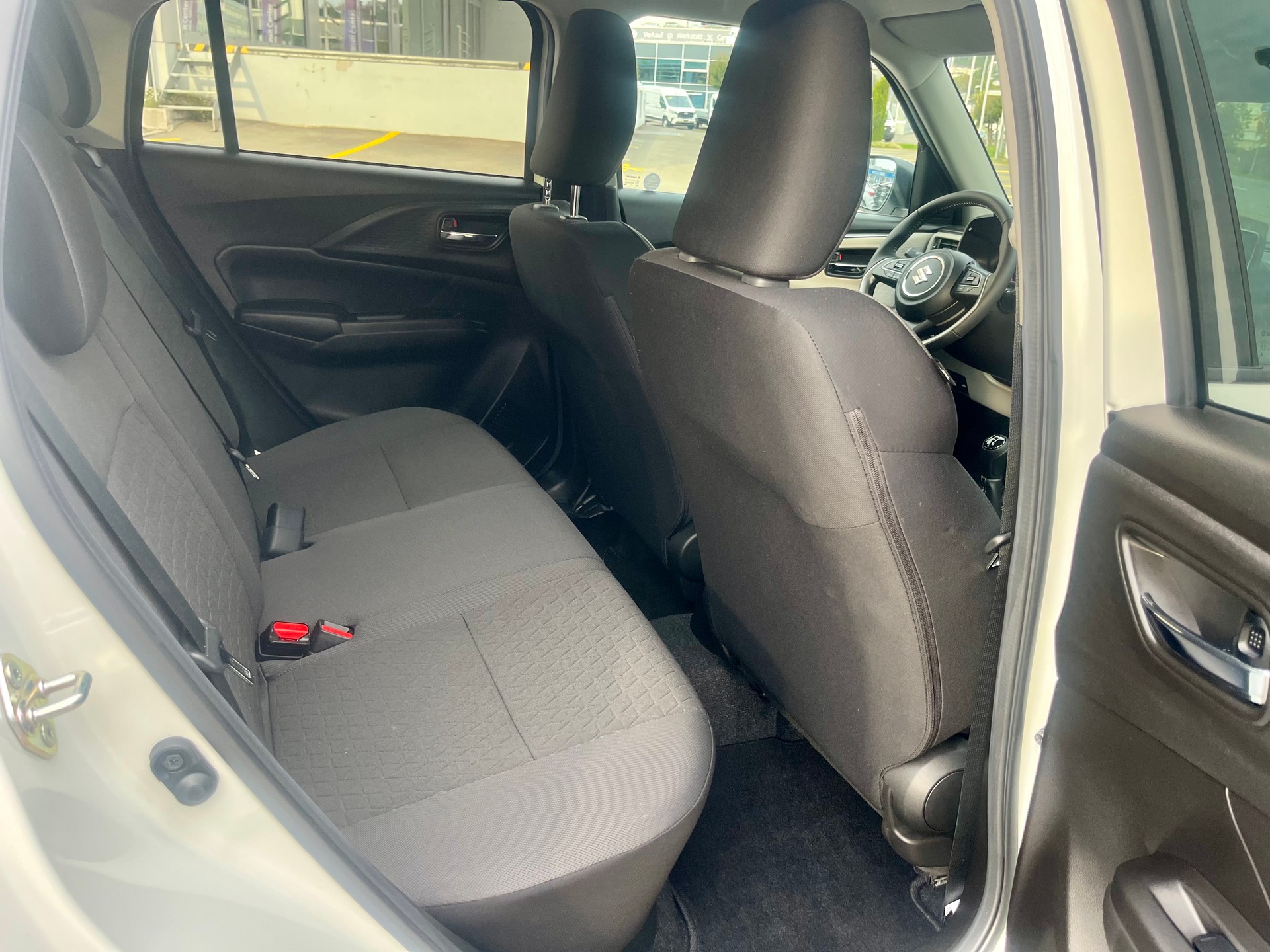 SUZUKI Swift 1.2 Compact Top Hybrid 4x4 Swiss Edition-image-28