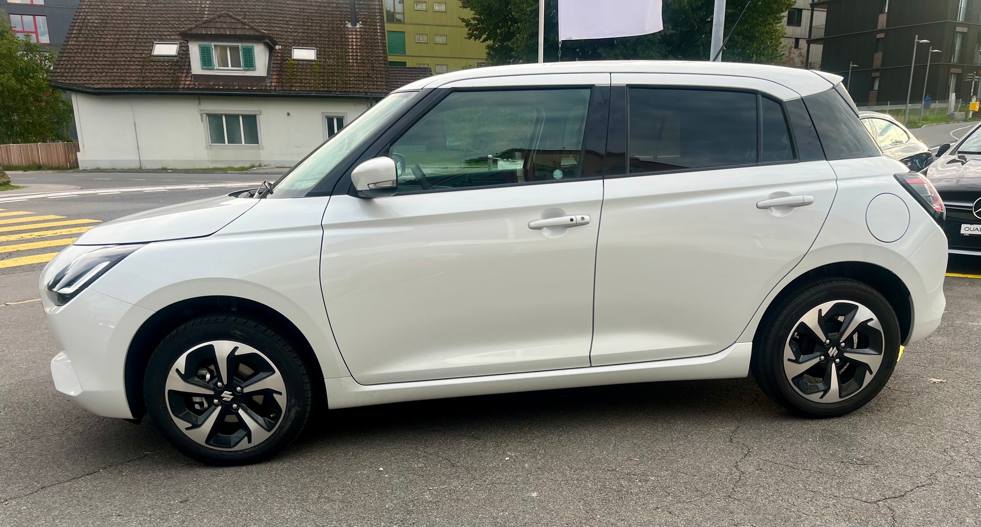 SUZUKI Swift 1.2 Compact Top Hybrid 4x4 Swiss Edition-image-9