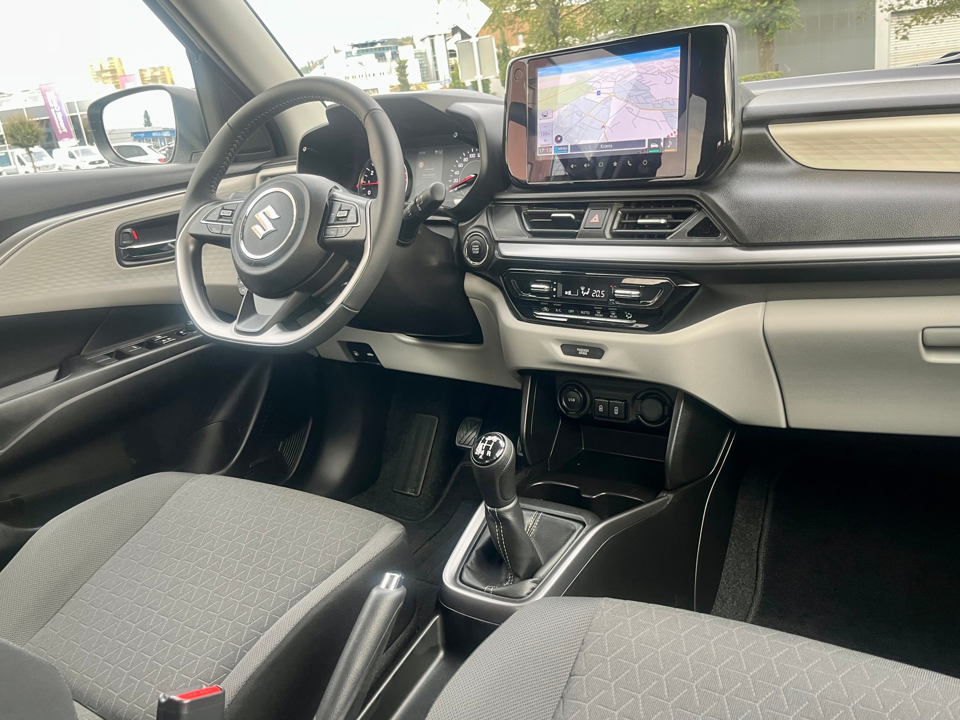 SUZUKI Swift 1.2 Compact Top Hybrid 4x4 Swiss Edition-image-16